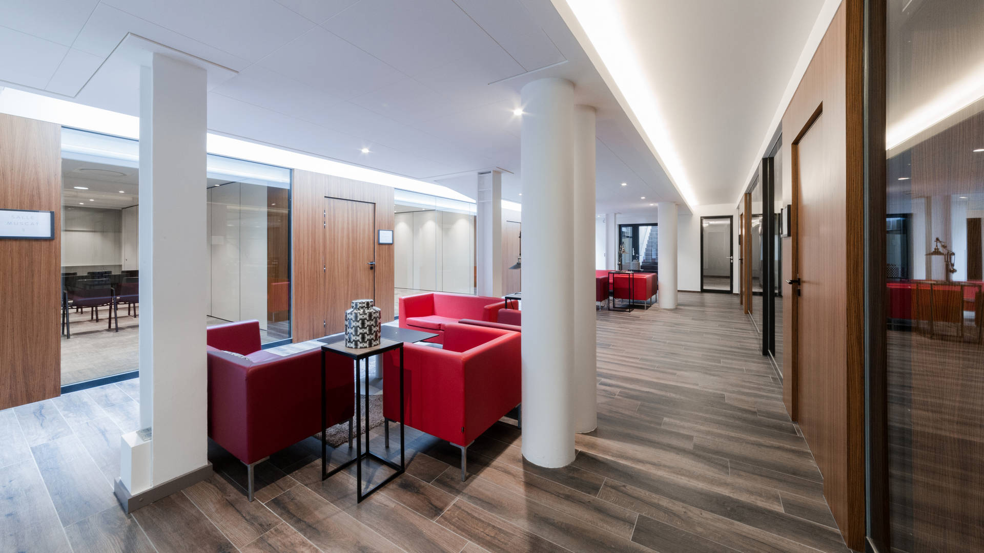 Salon moderne avec canapés rouges.