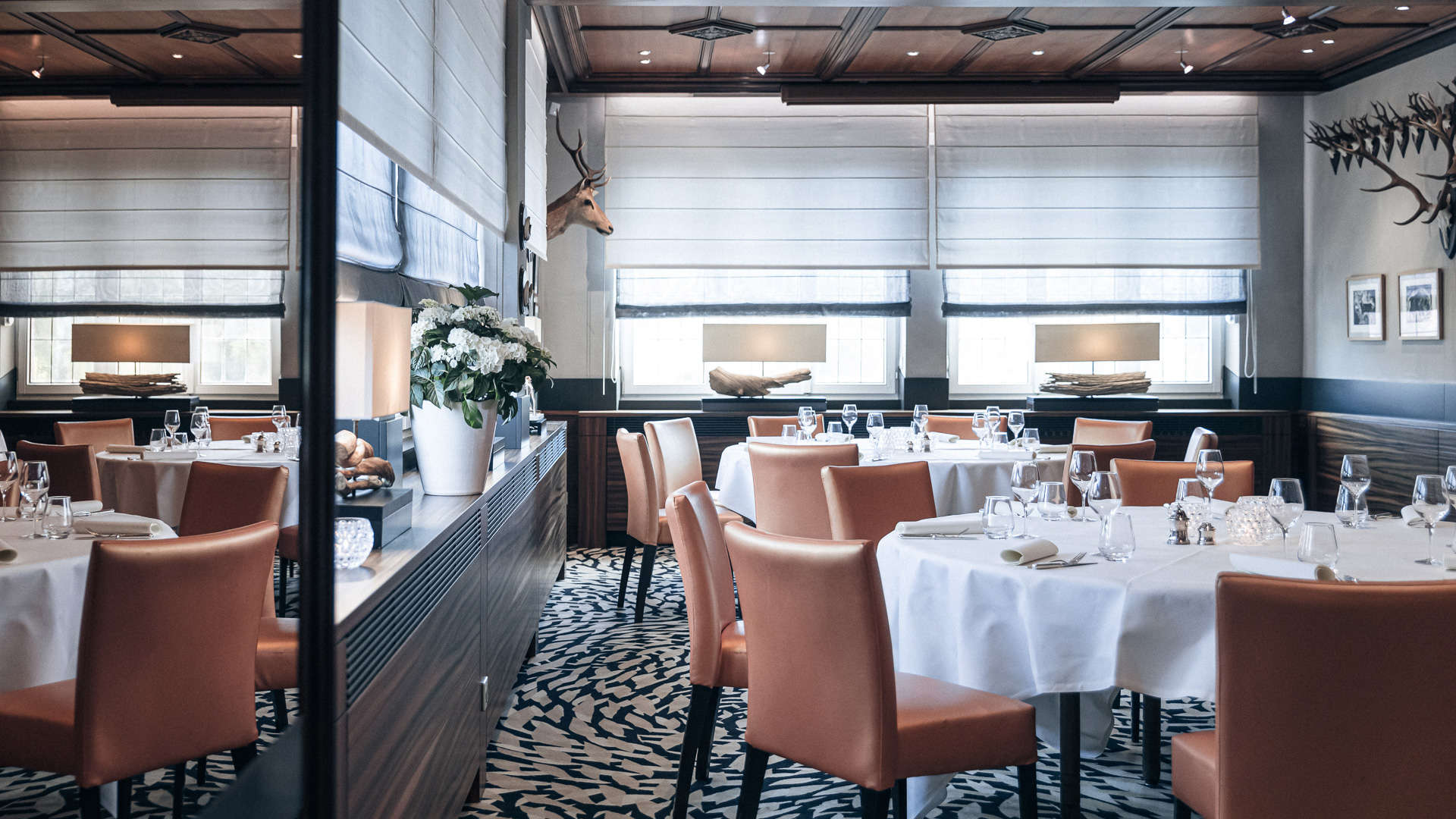 Salle à manger élégante avec tables dressées - Restaurant Gastronomique Alsace Brunch - Yona Hôtel