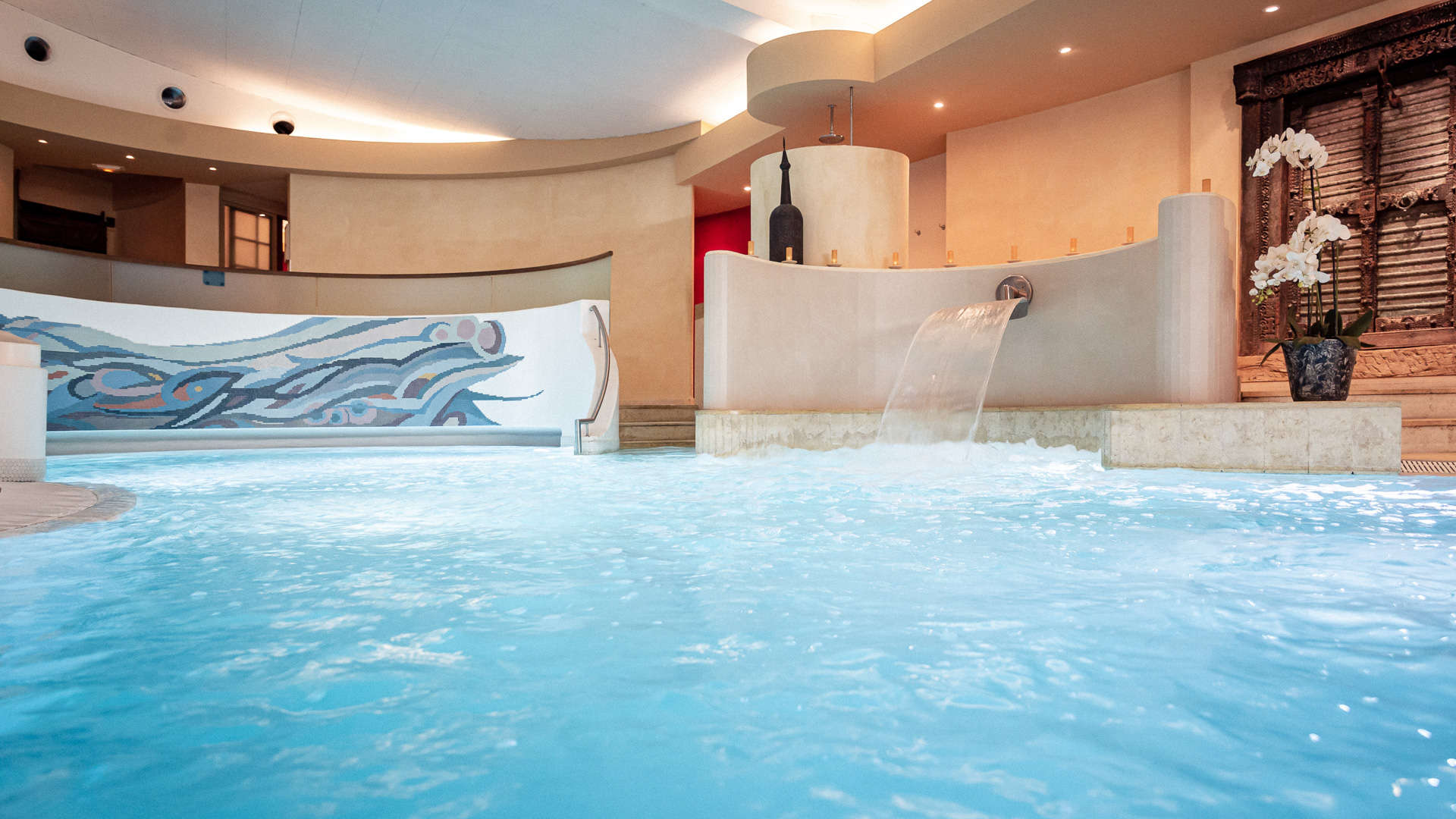 Piscine intérieure avec cascade d'eau