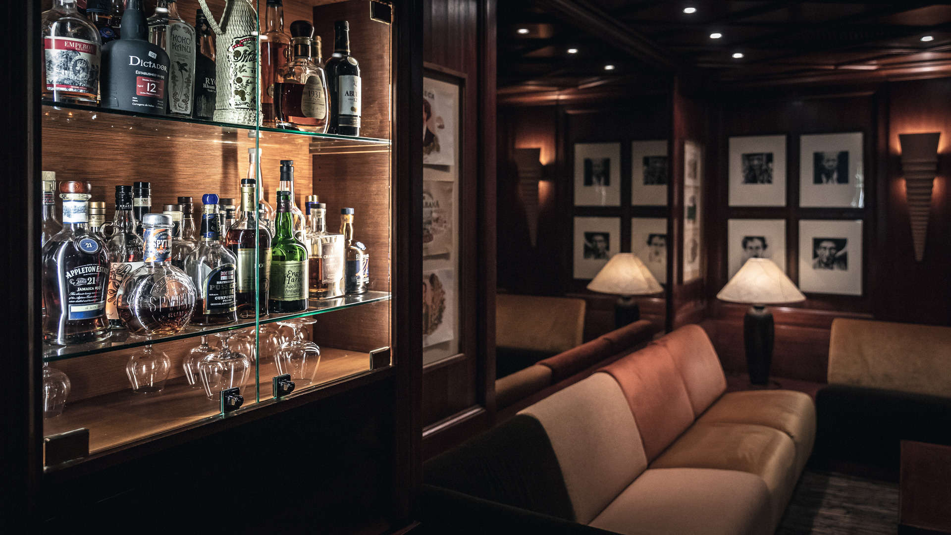 Bar loung confortable avec étagère de spiritueux - Hôtel de Charme Alsace - Yona Hôtel