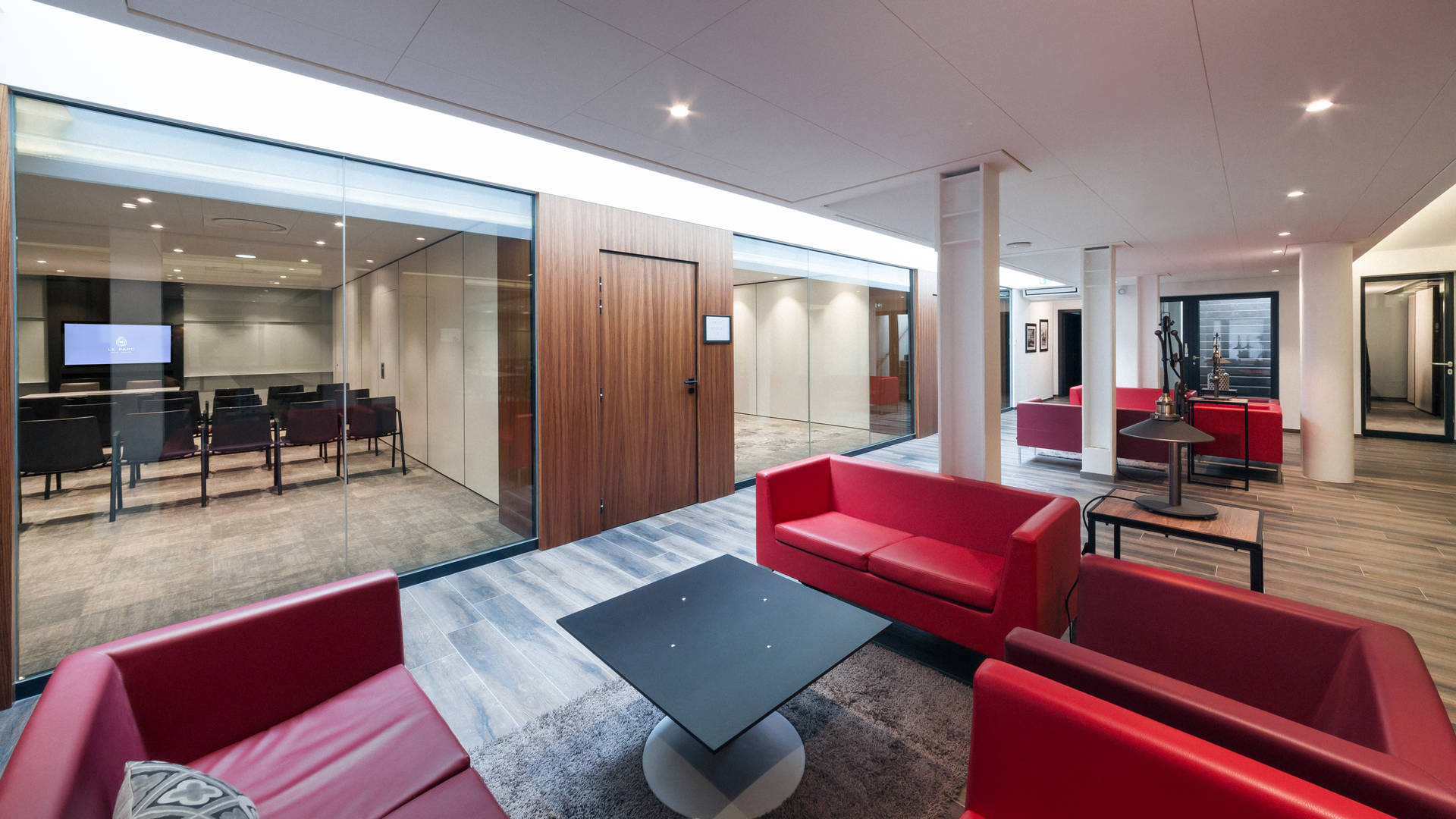 Salle d'attente moderne avec canapés rouges - Events Alsace - Yona Hôtel