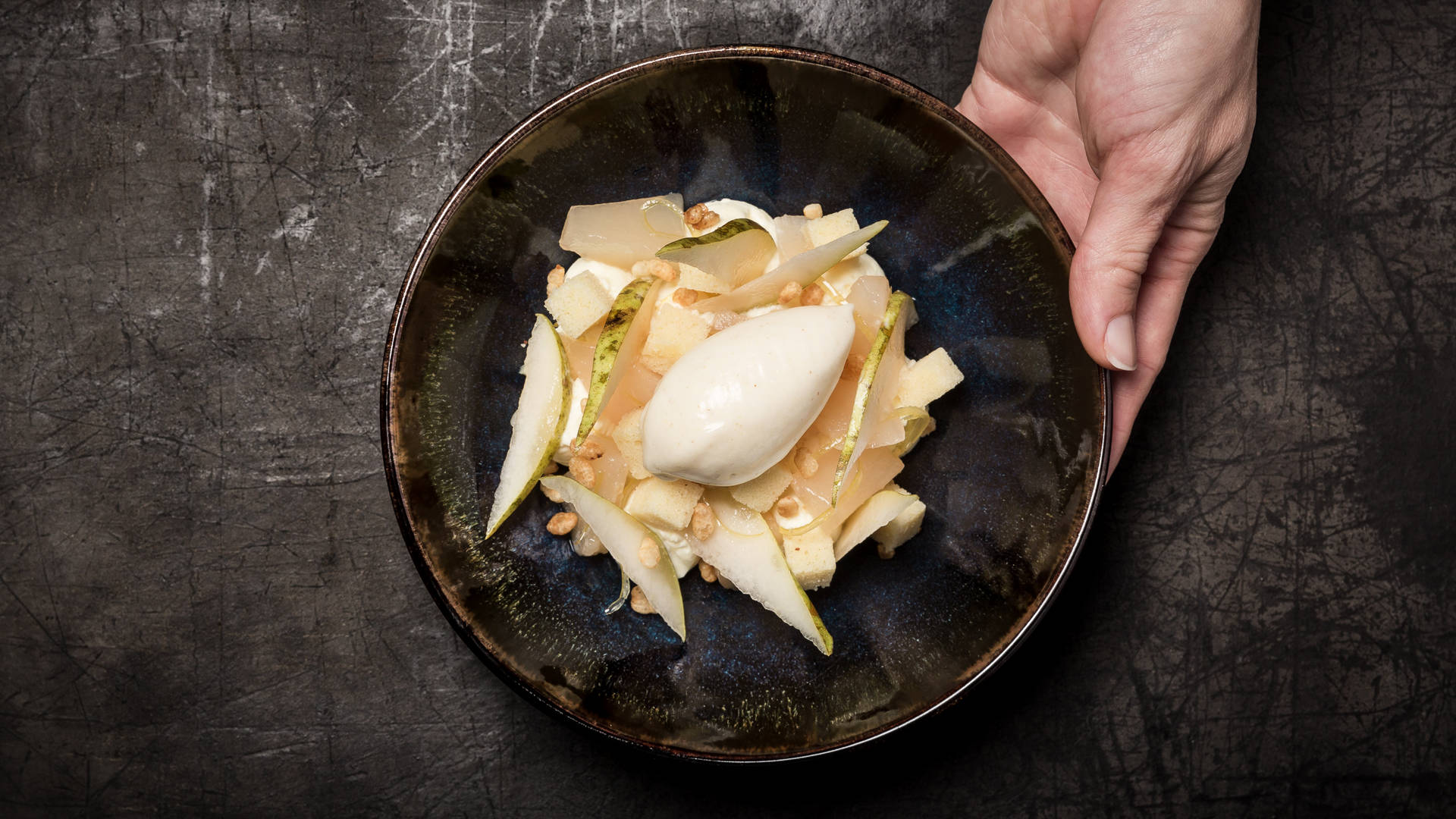 Plat de dessert avec glace et poires - Restaurant Gastronomique Alsace Brunch - Yona Hôtel