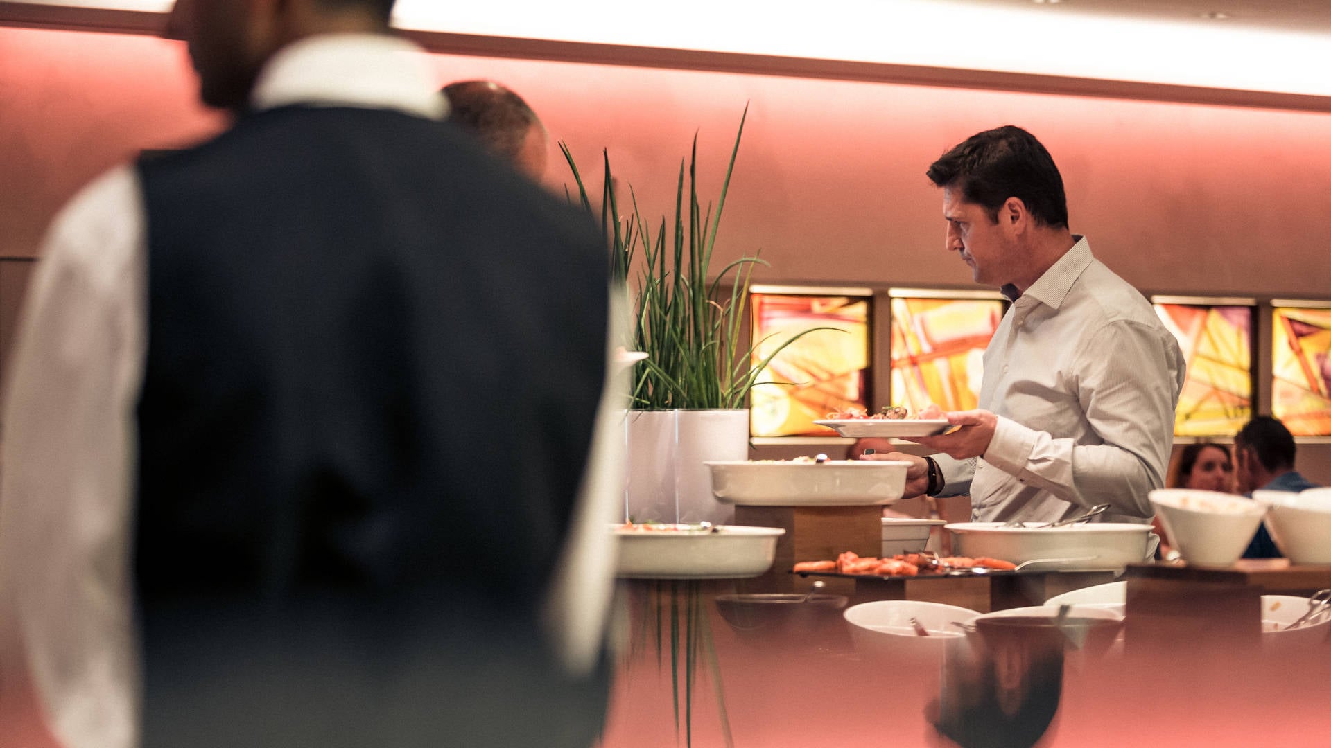 Homme prenant de la nourriture à un buffet chic.