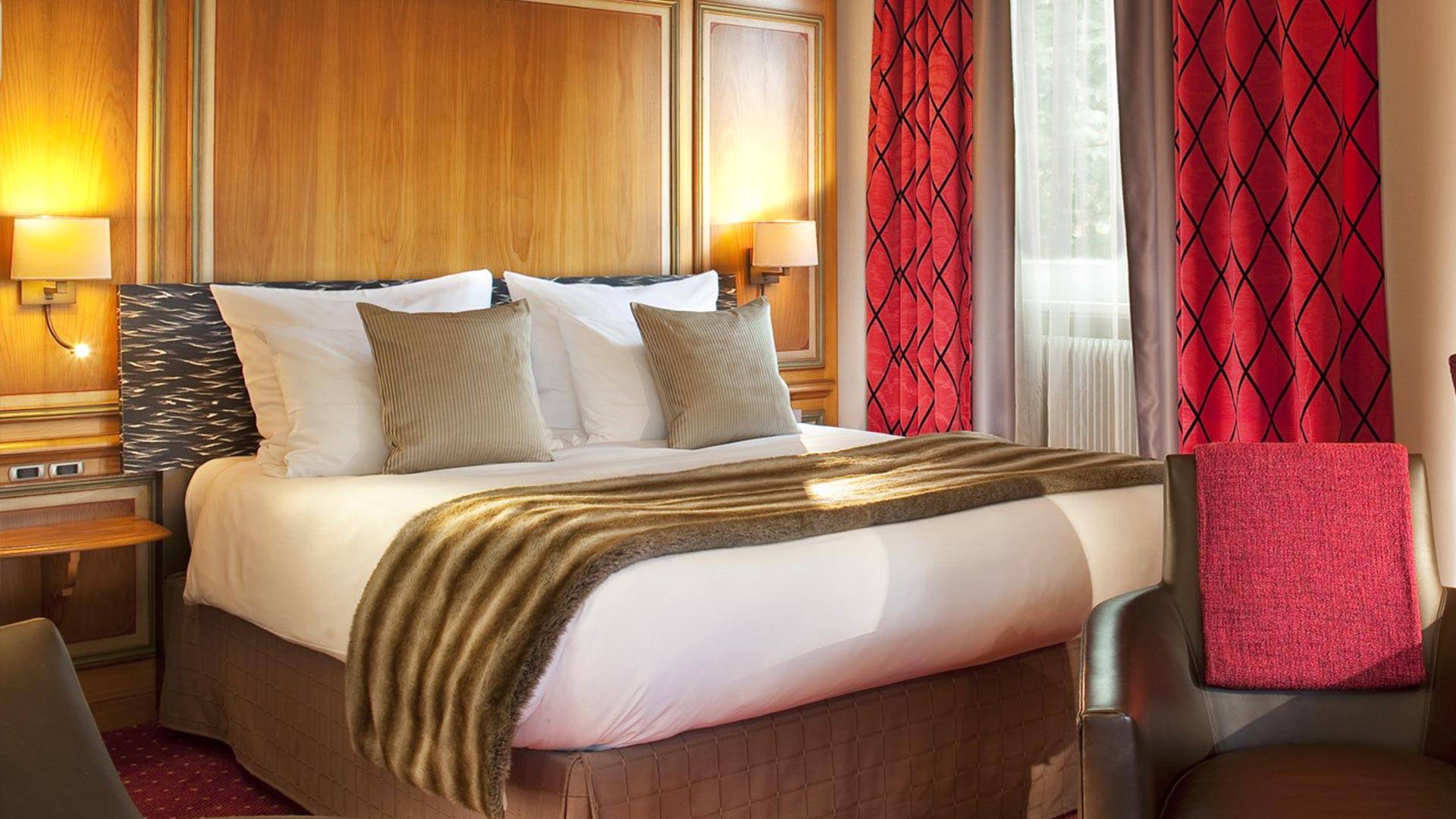 Chambre d'hôtel élégante avec décor bois et rouge - Hôtel de Charme Alsace - Yona Hôtel