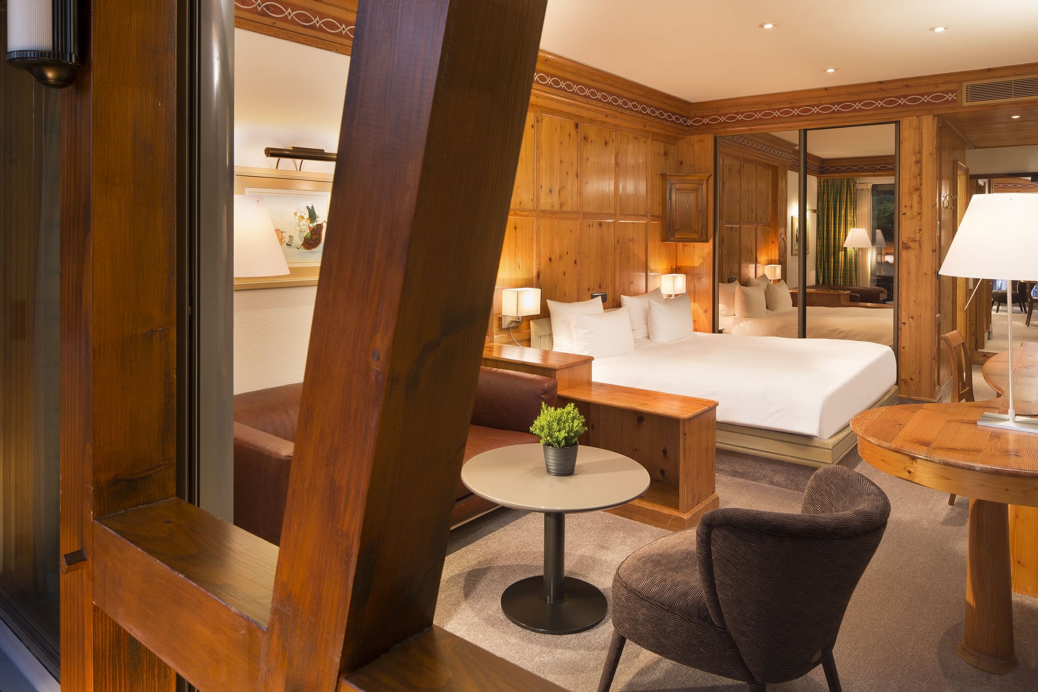 Chambre d'hôtel en bois avec lit double