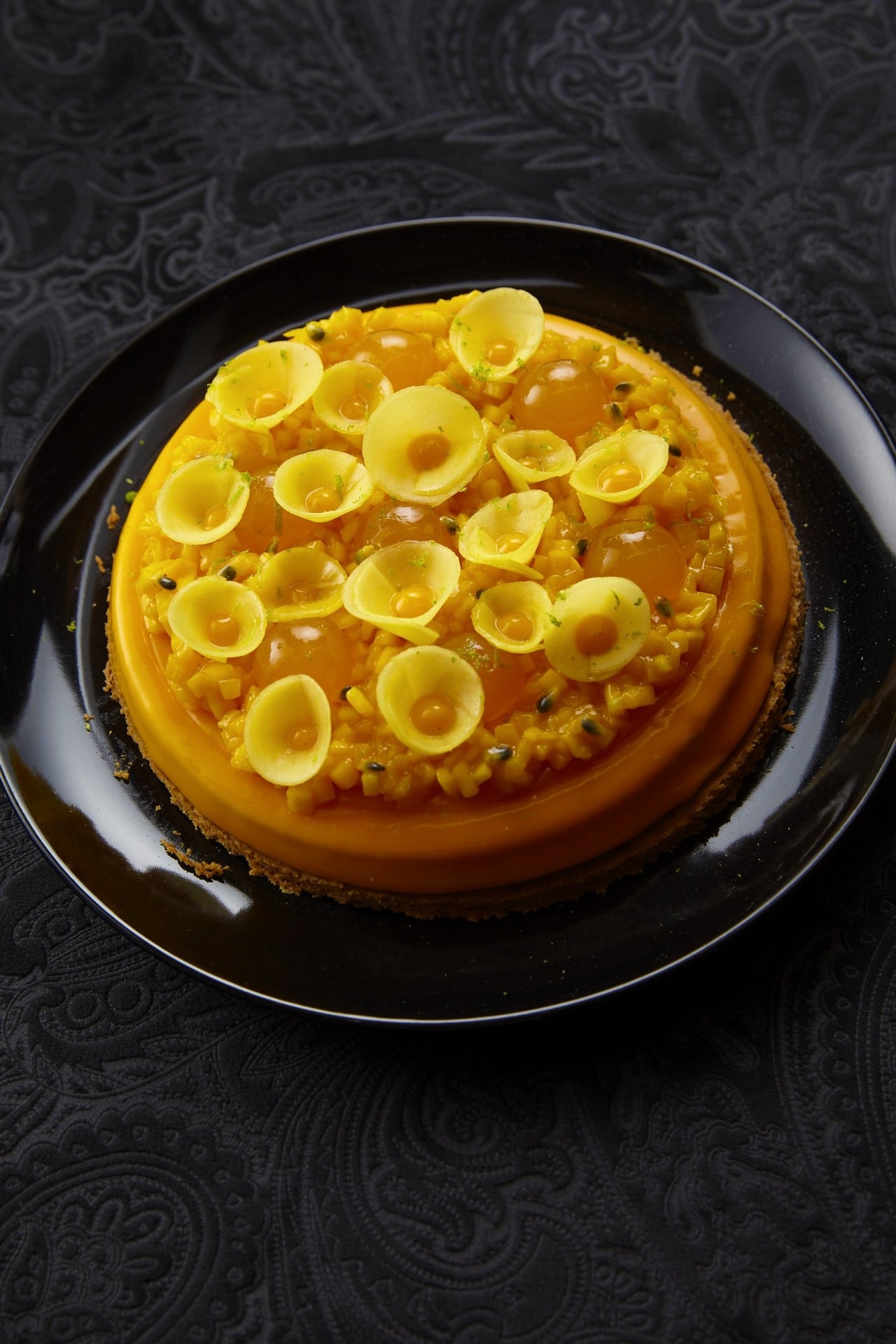 Gâteau exotique avec décoration jaune.