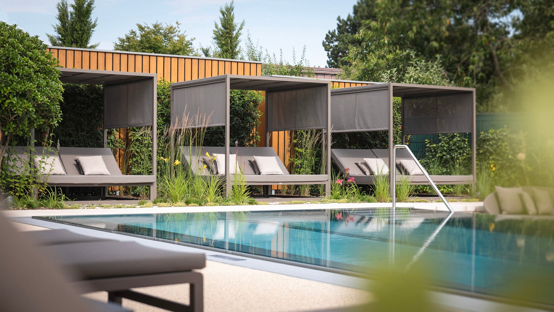 Piscine avec transats et auvents modernes