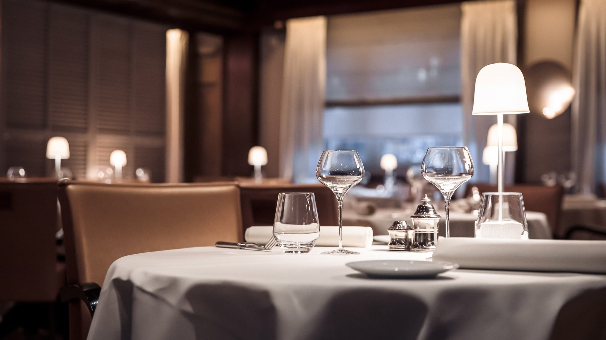 Table élégante dans un restaurant chic, ambiance cosy.