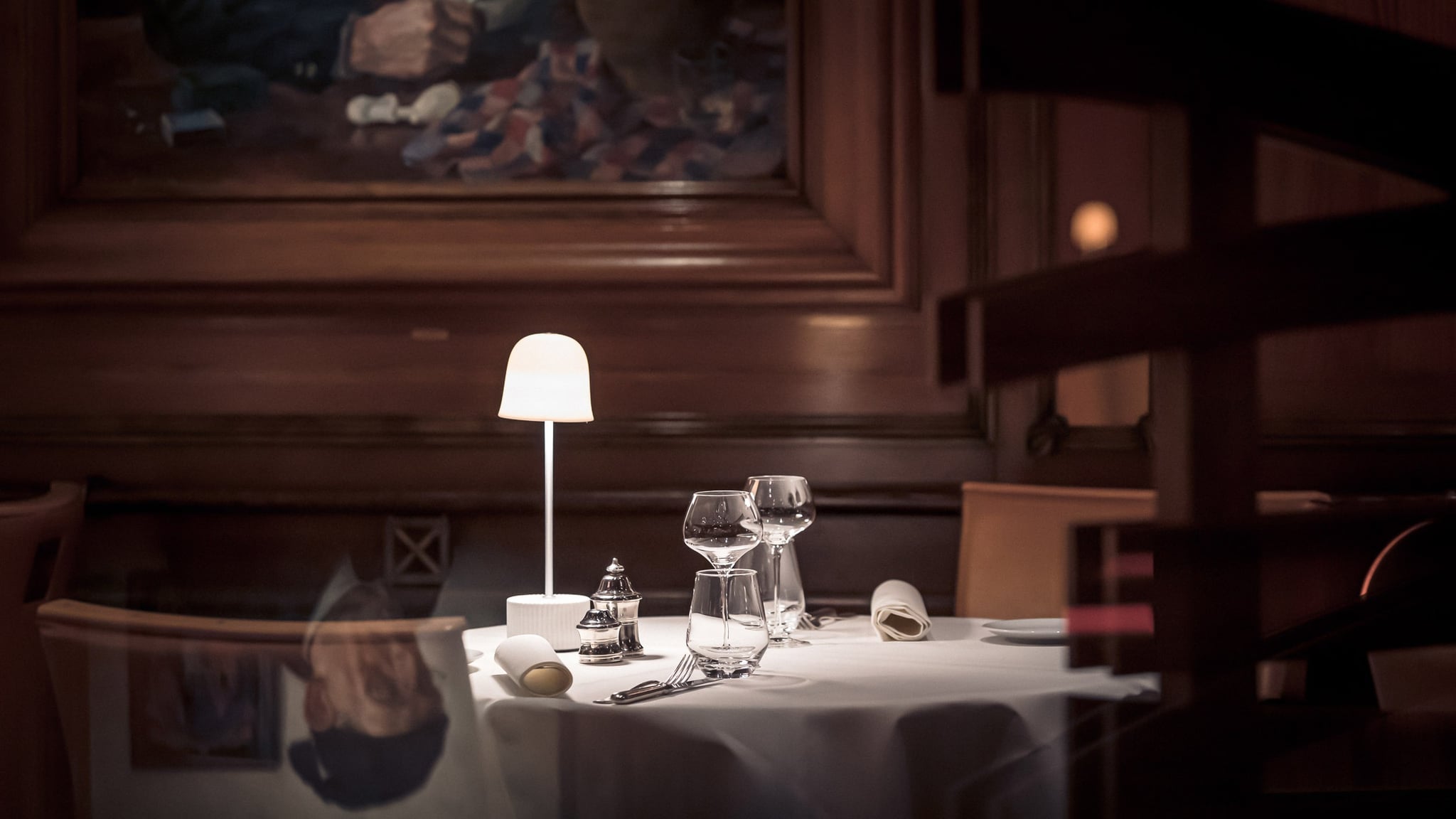 Table de restaurant élégante, bien éclairée.