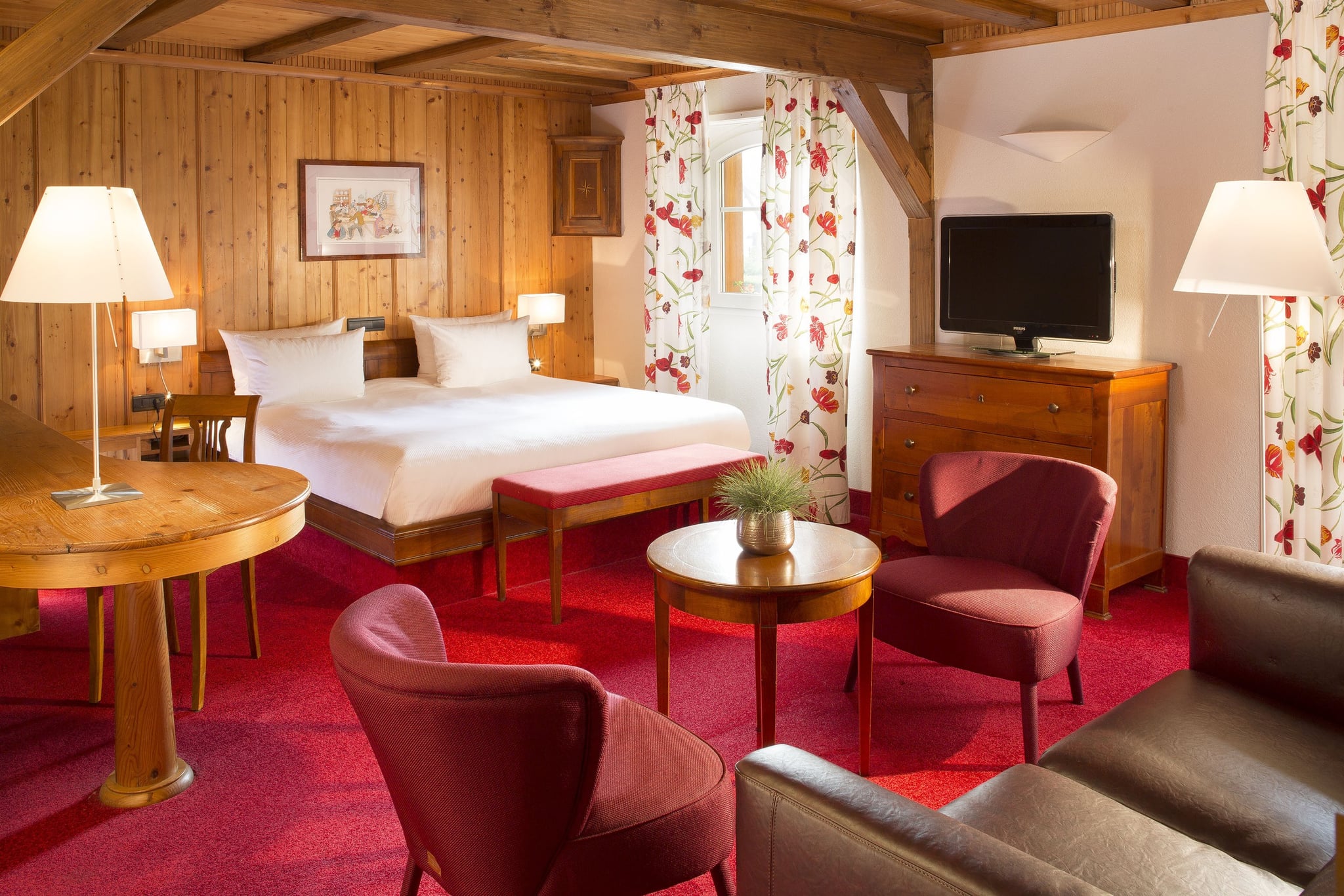 Chambre d'hôtel en bois avec mobilier confortable