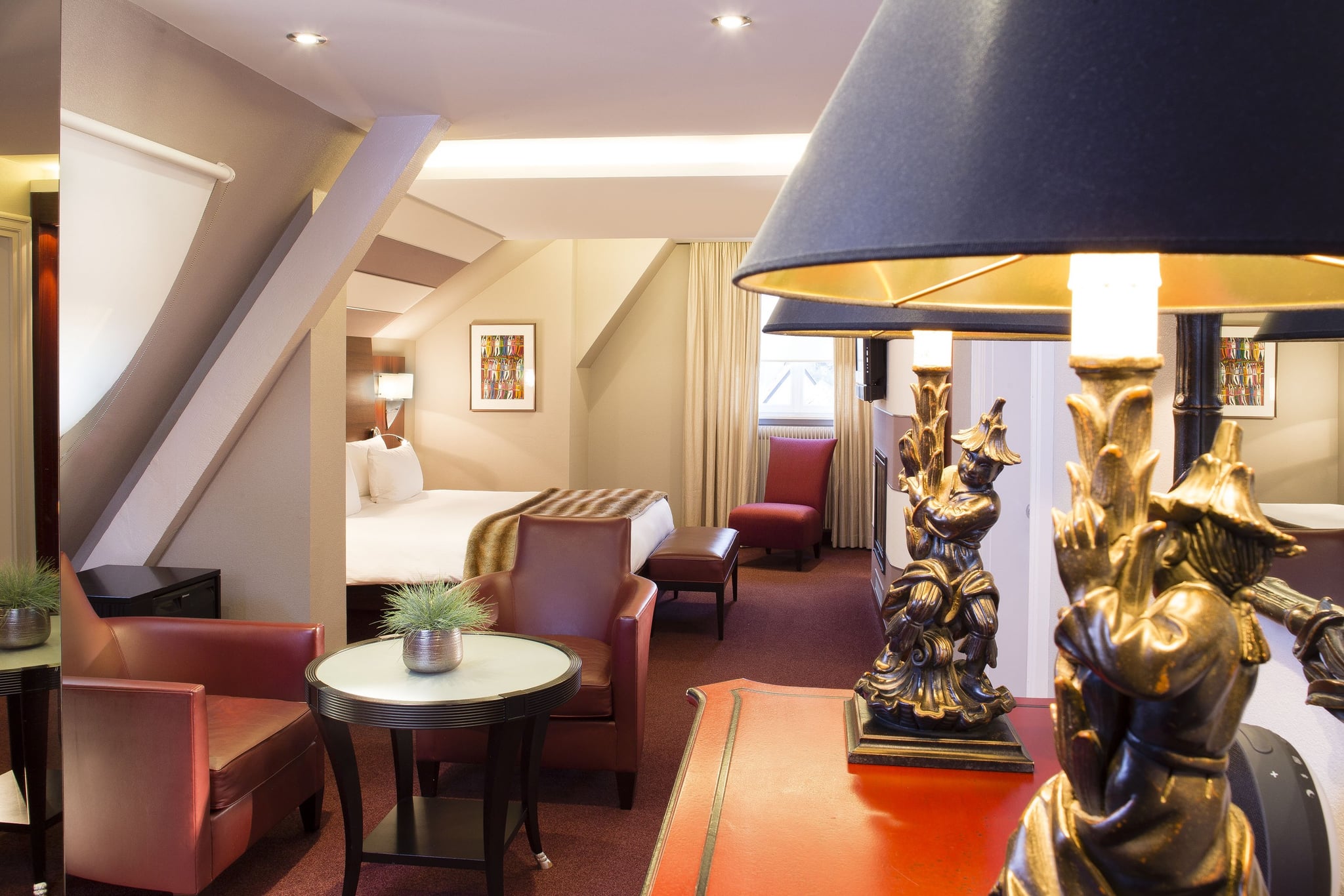 Chambre d'hôtel confortable avec lumière et ameublement élégant.