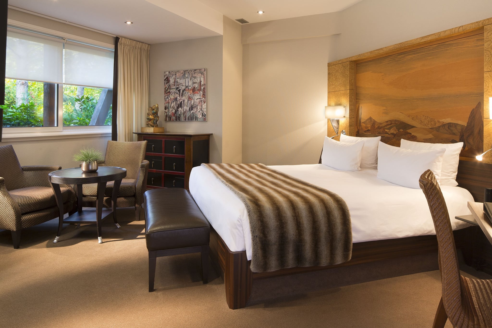 Chambre d'hôtel moderne et confortable avec lit double.