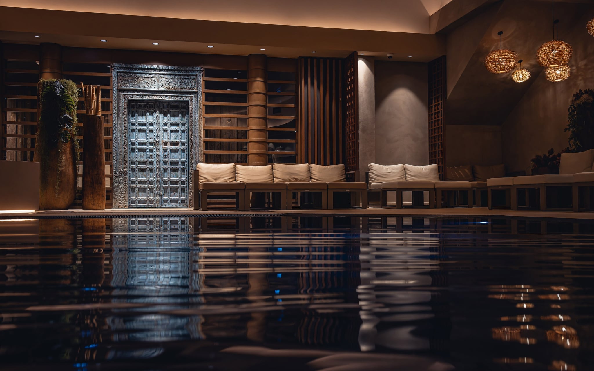 Intérieur moderne avec piscine et sièges élégants.