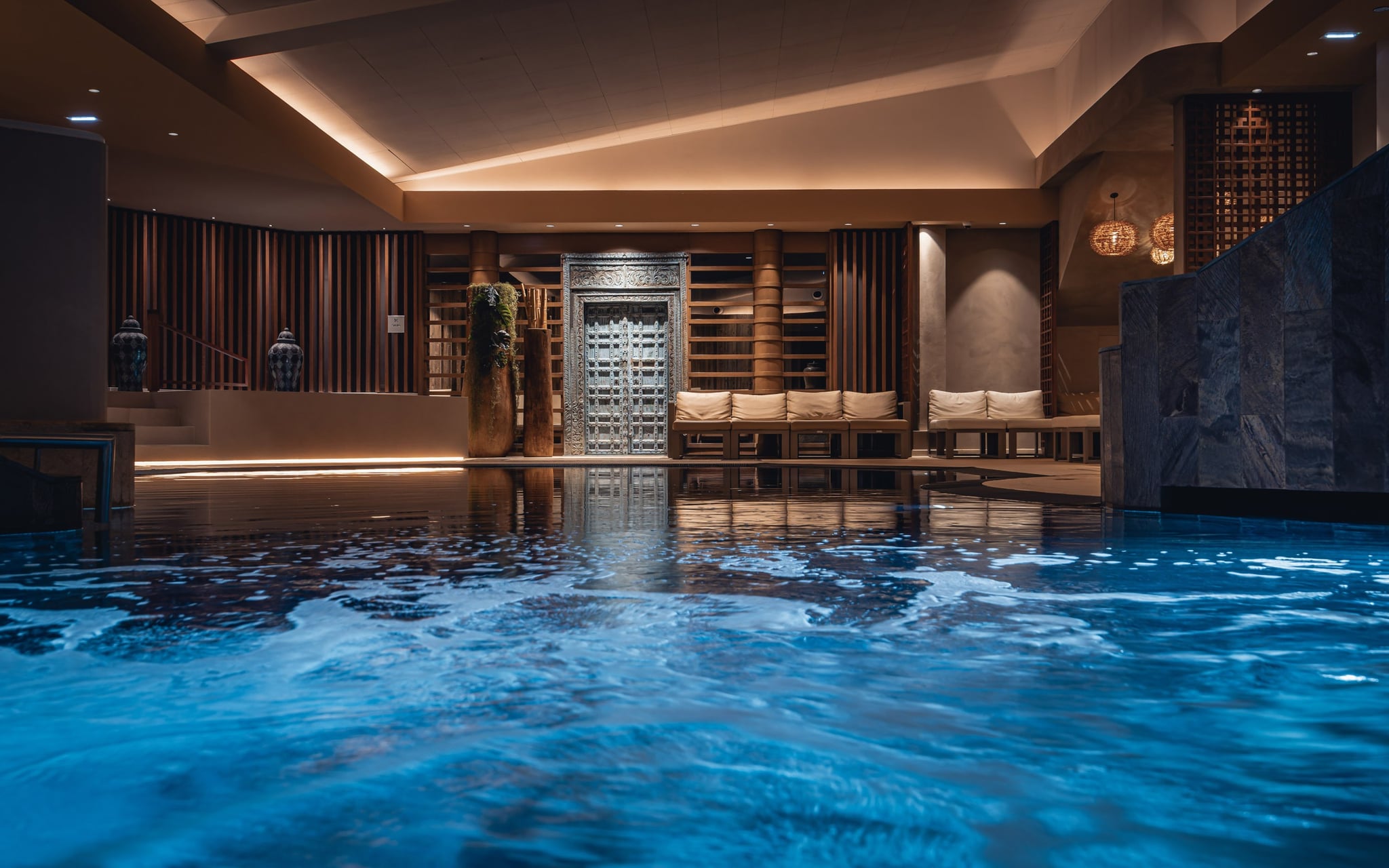 Piscine intérieure éclairée avec décor élégant