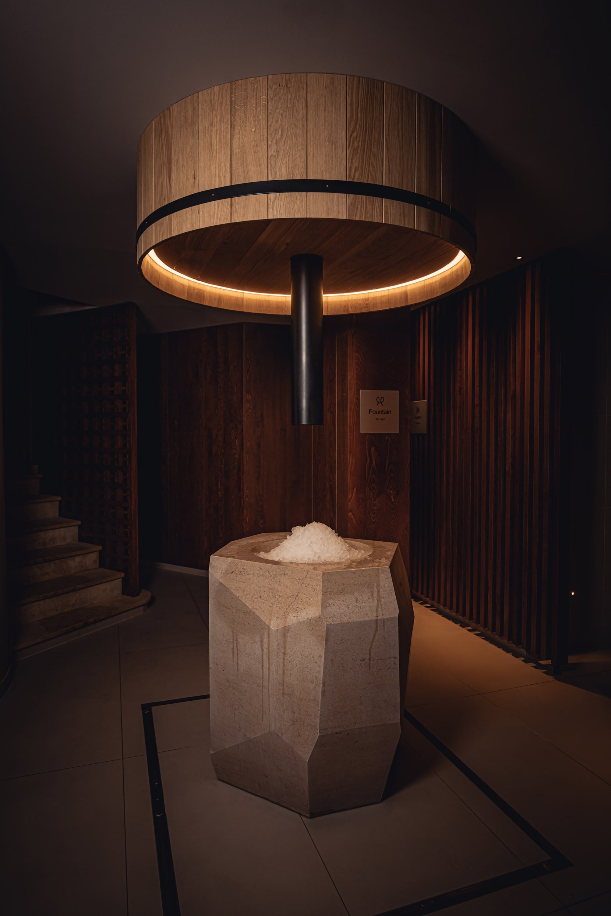 Fontaine moderne en pierre avec glace.