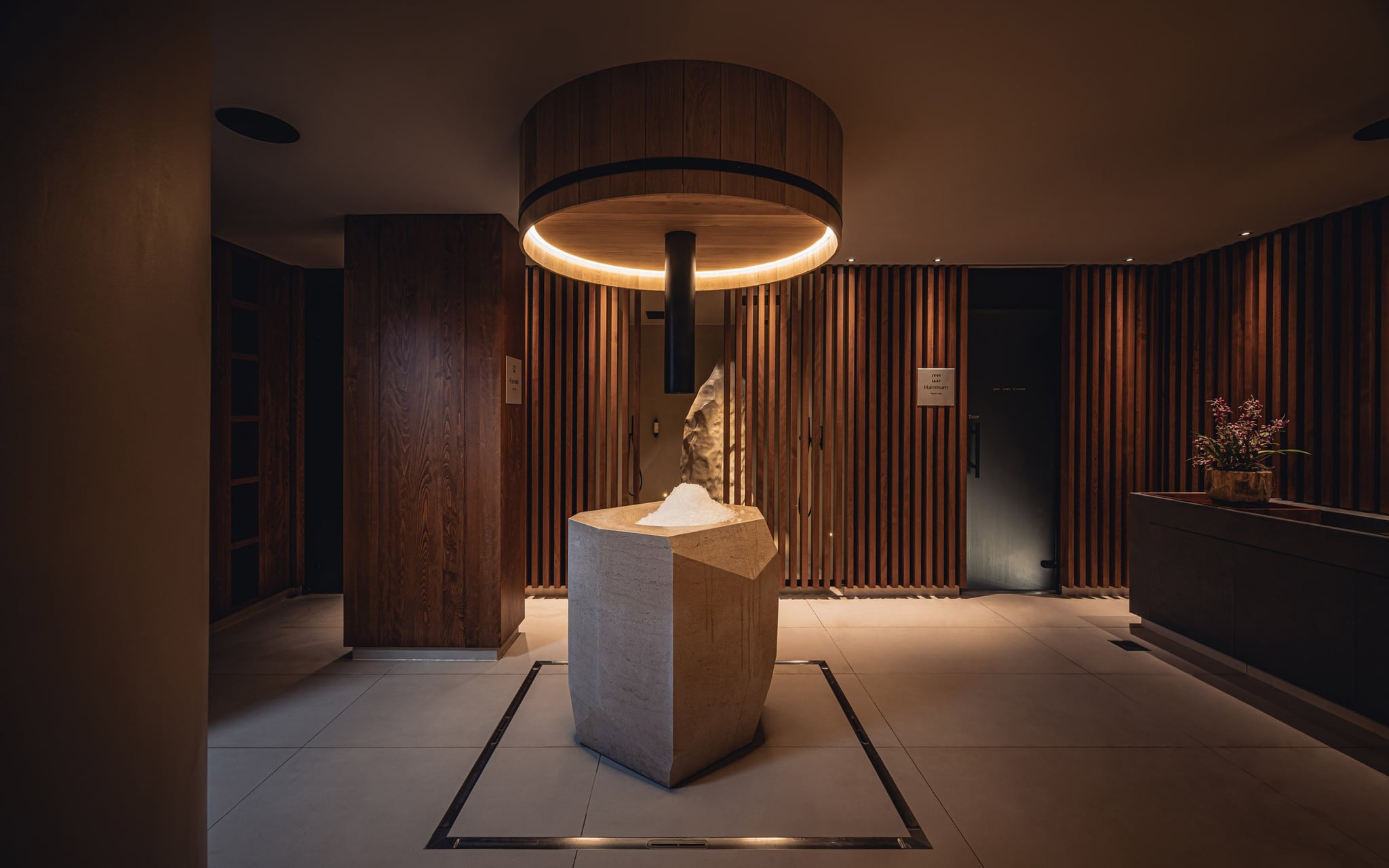 Intérieur moderne avec fontaine design en pierre.