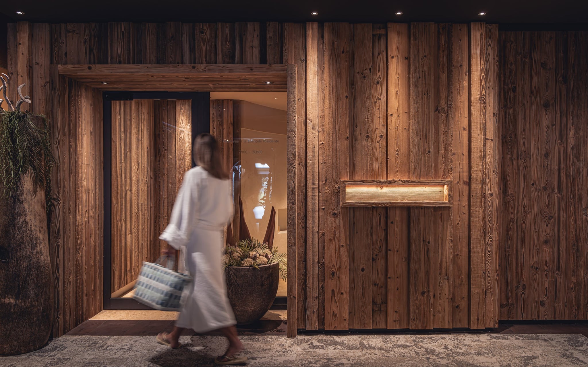 Personne entrant dans un espace au design en bois.