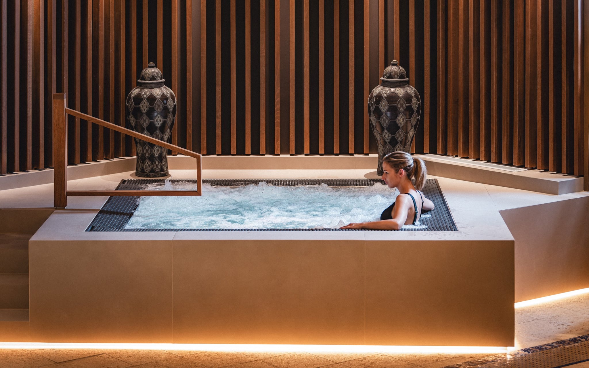 Femme relaxant dans un spa intérieur moderne.