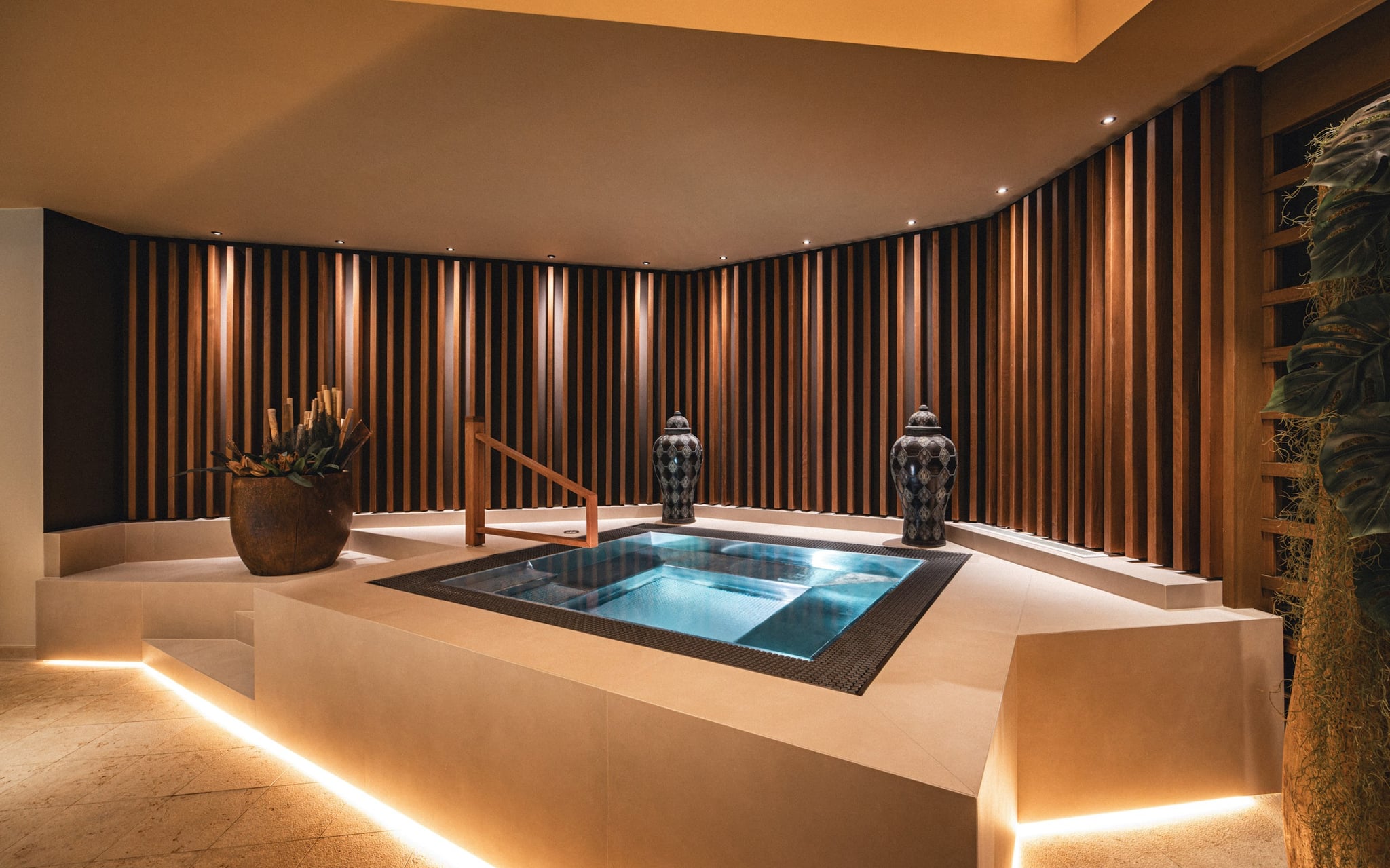 Piscine intérieure avec décoration élégante en bois.