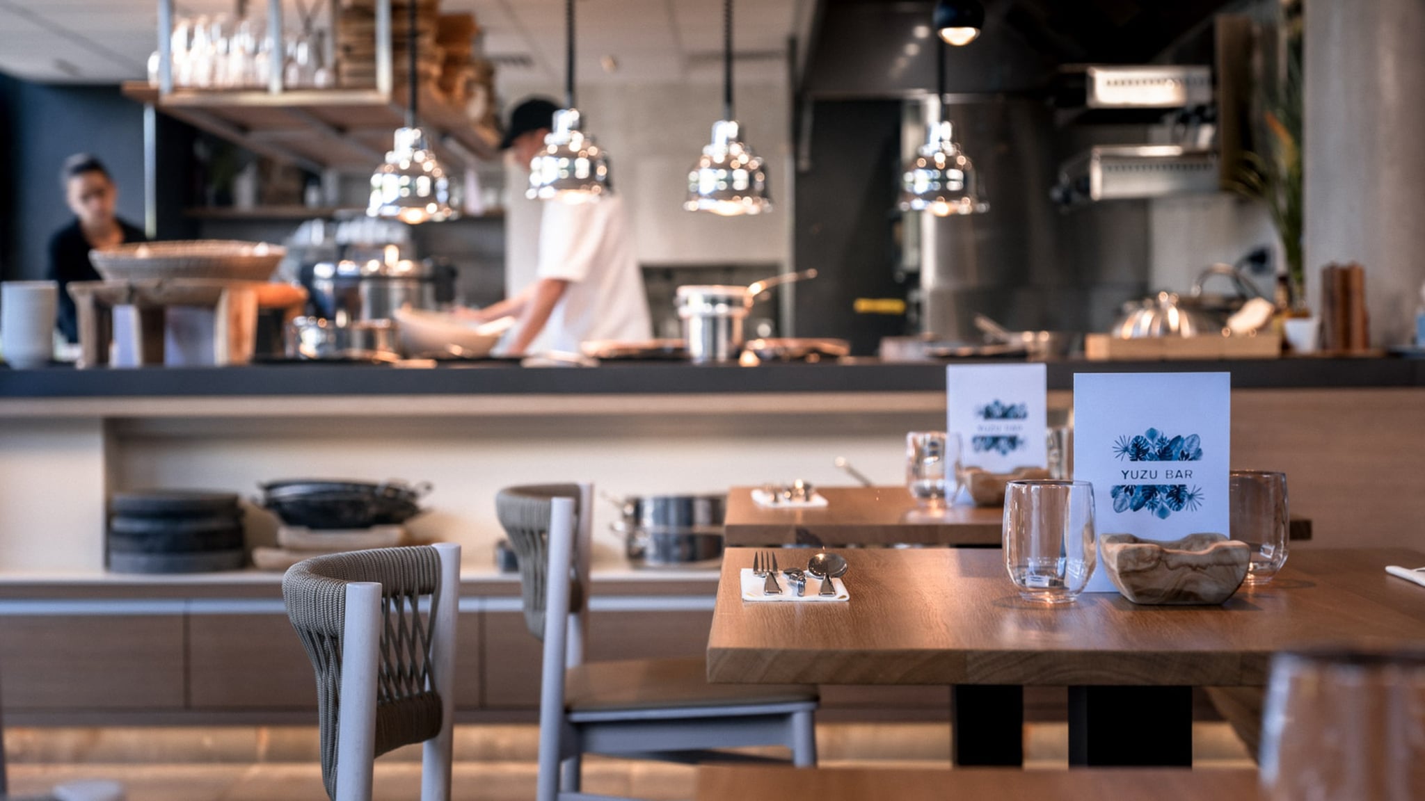 Intérieur de restaurant avec cuisine ouverte.