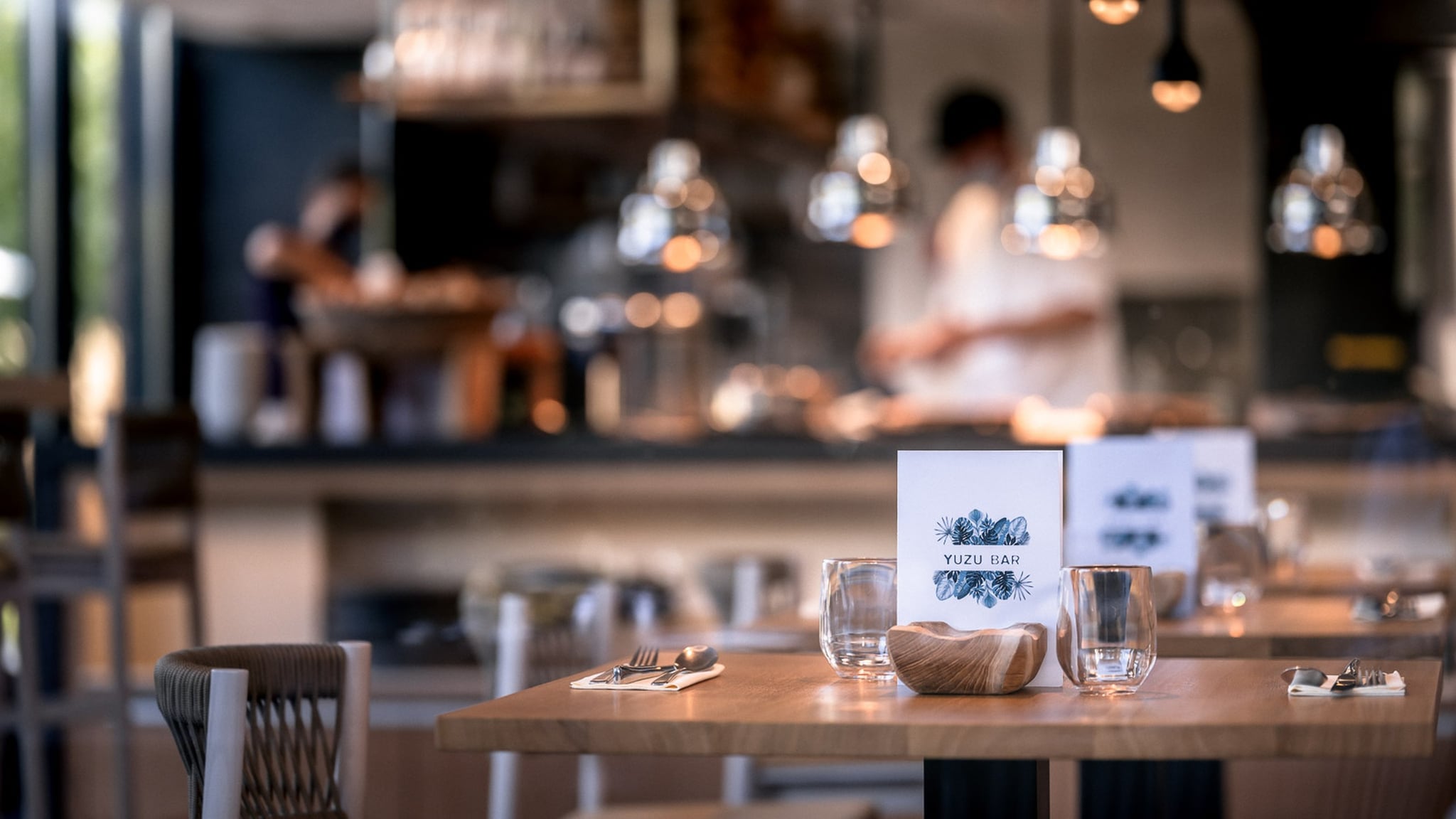 Table de restaurant avec menu Yuzu Bar.