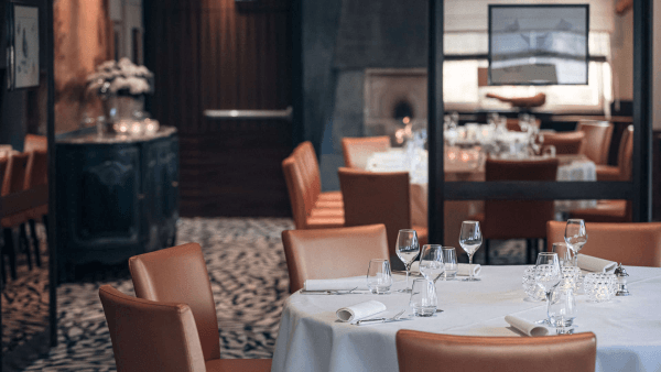Salle à manger élégante avec tables dressées - Hôtel Spa Alsace