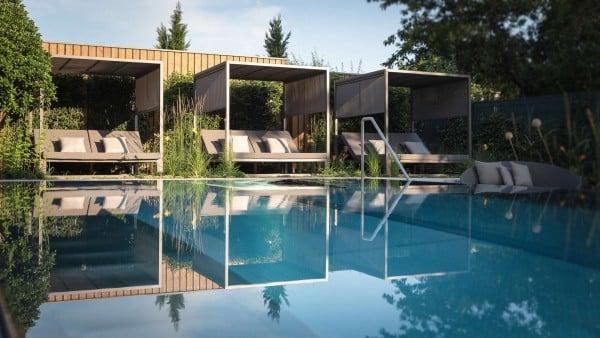 Terrasses avec lits à côté de la piscine - Hôtel Spa Alsace