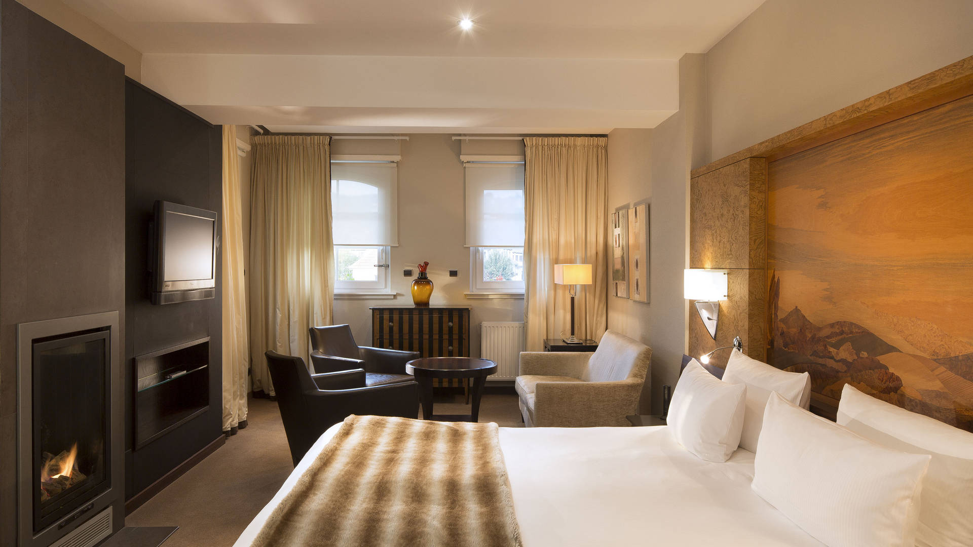 Chambre d'hôtel moderne avec cheminée.