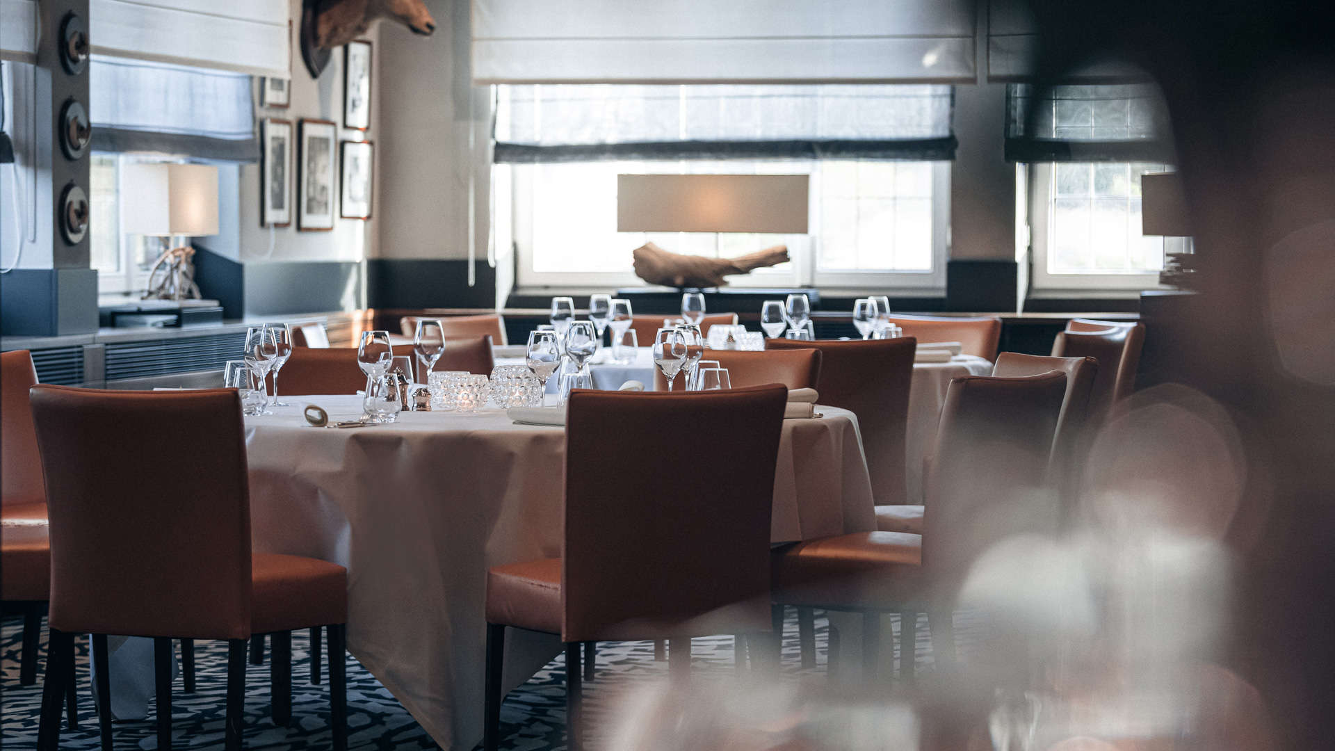 Table de restaurant élégante avec chaises.