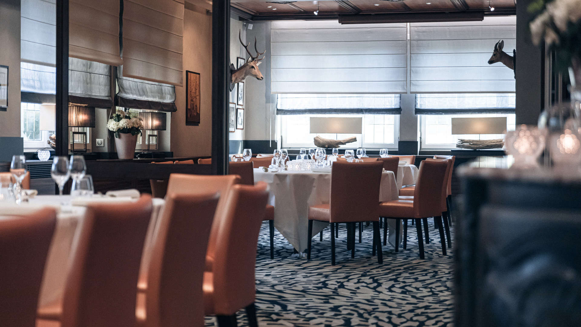 Tables dressées décoration chaleureuse - Restaurant Gastronomique Alsace Brunch - Yona Hôtel