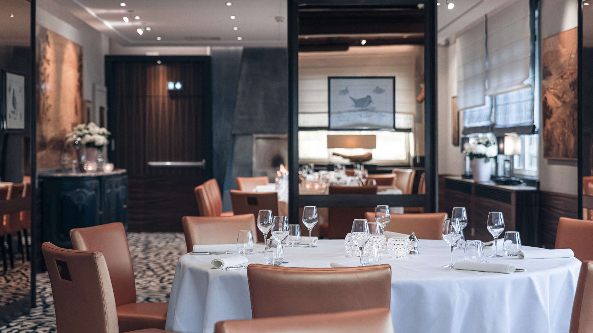Salle de restaurant élégante avec tables dressées.