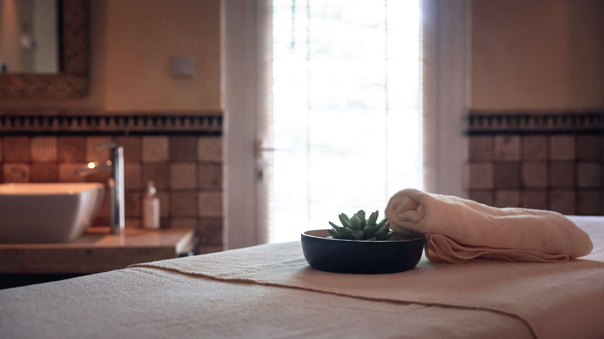 Table de massage avec serviette et plante - Hôtel Spa Strasbourg - Yona Hôtel