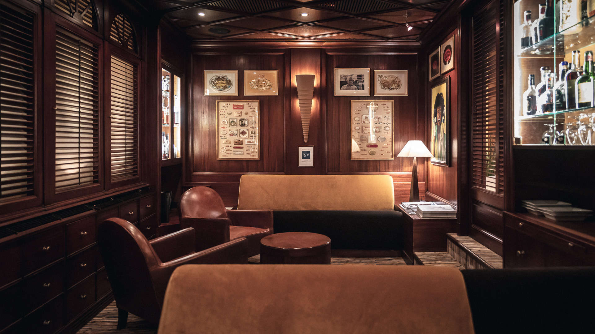 Salon en bois avec fauteuils et étagères de boissons.