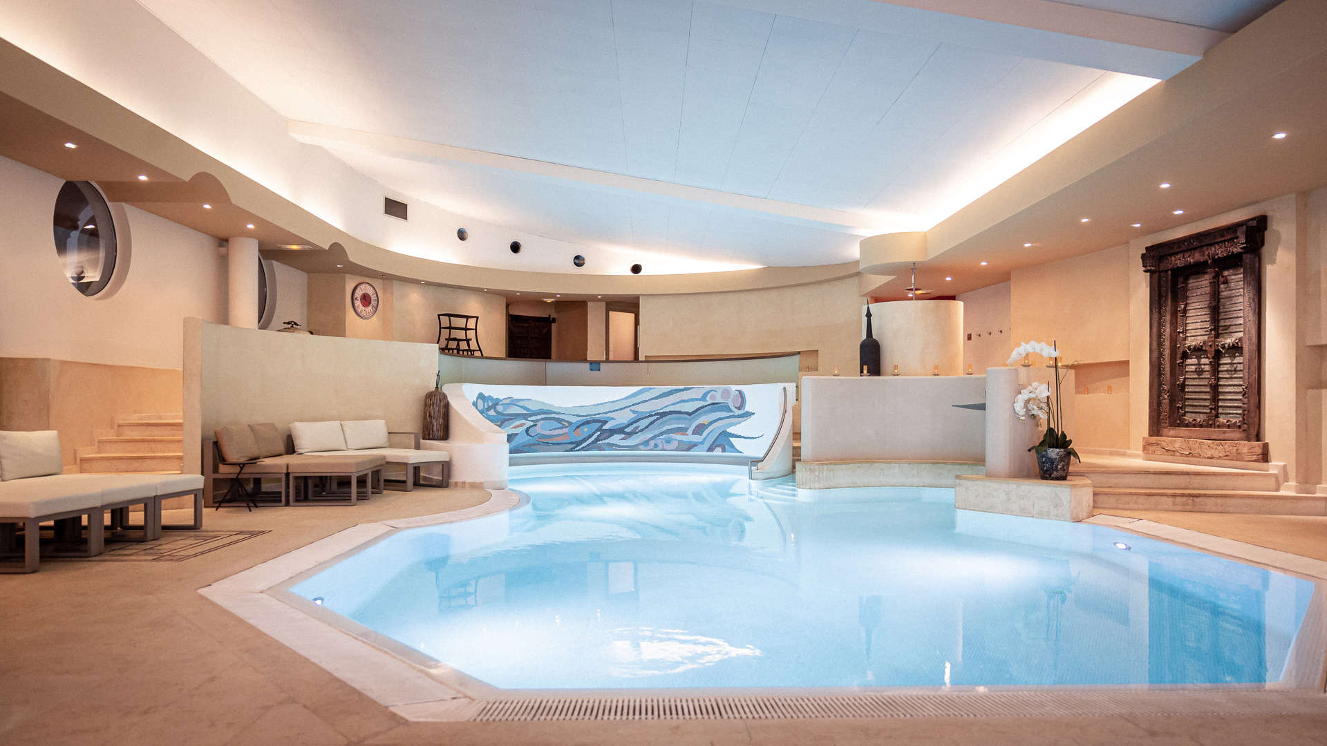 Intérieur de spa avec piscine moderne et détente.
