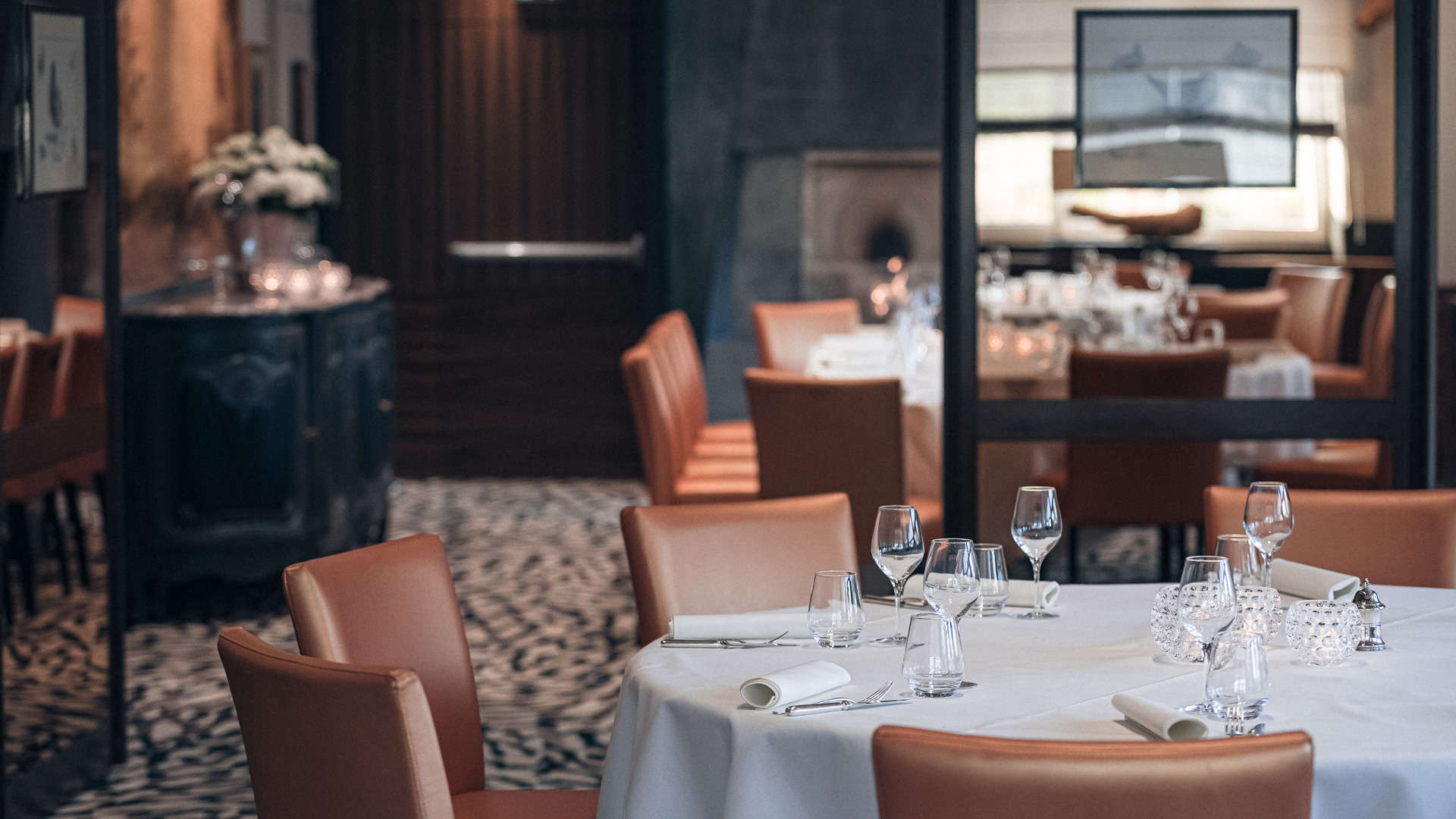 Intérieur d'un restaurant chic avec tables dressées.