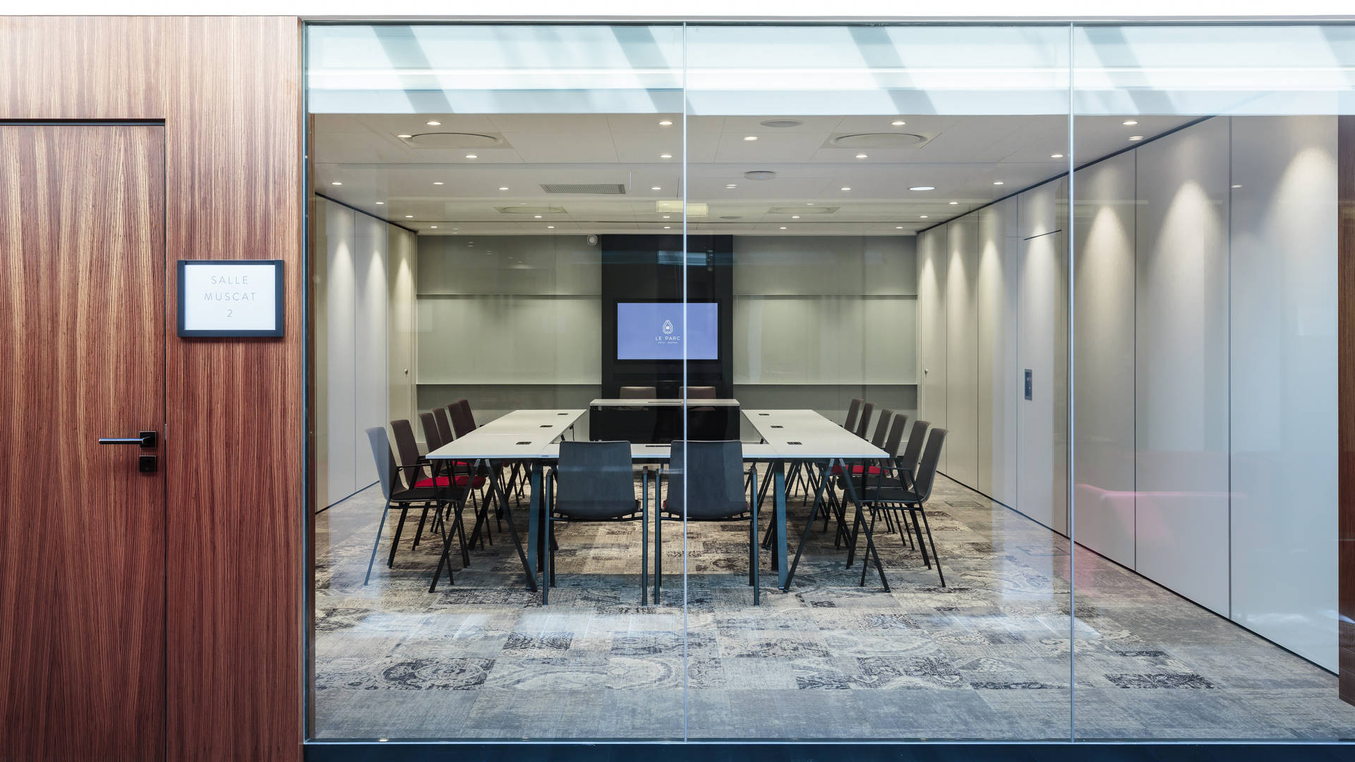 Salle de réunion moderne avec tables et chaises - Events Alsace - Yona Hôtel