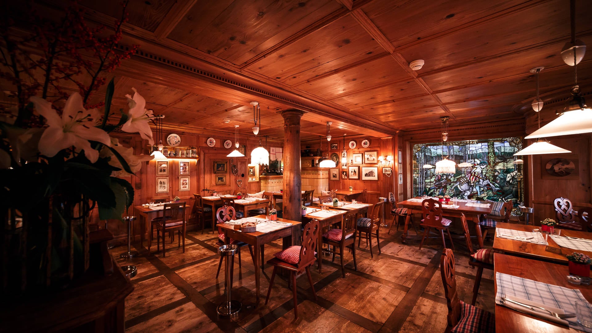 Restaurant rustique en bois, ambiance chaleureuse et décorée.