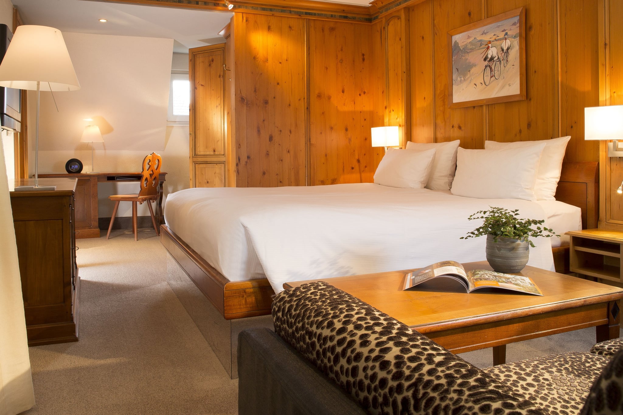 Chambre d'hôtel confortable avec lit double.