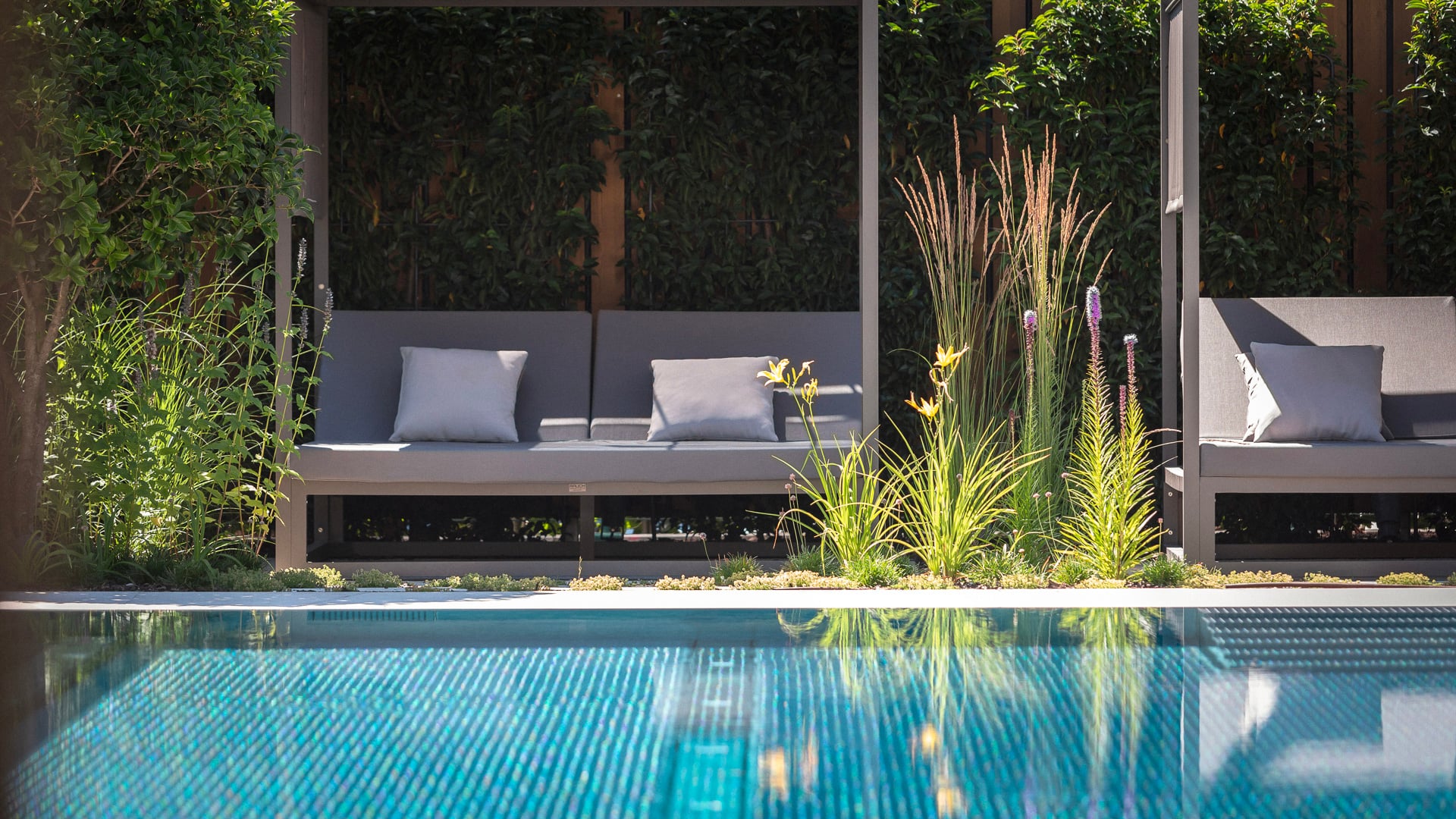 Piscine avec chaises et verdure - Hôtel Spa Alsace - Yona Hôtel