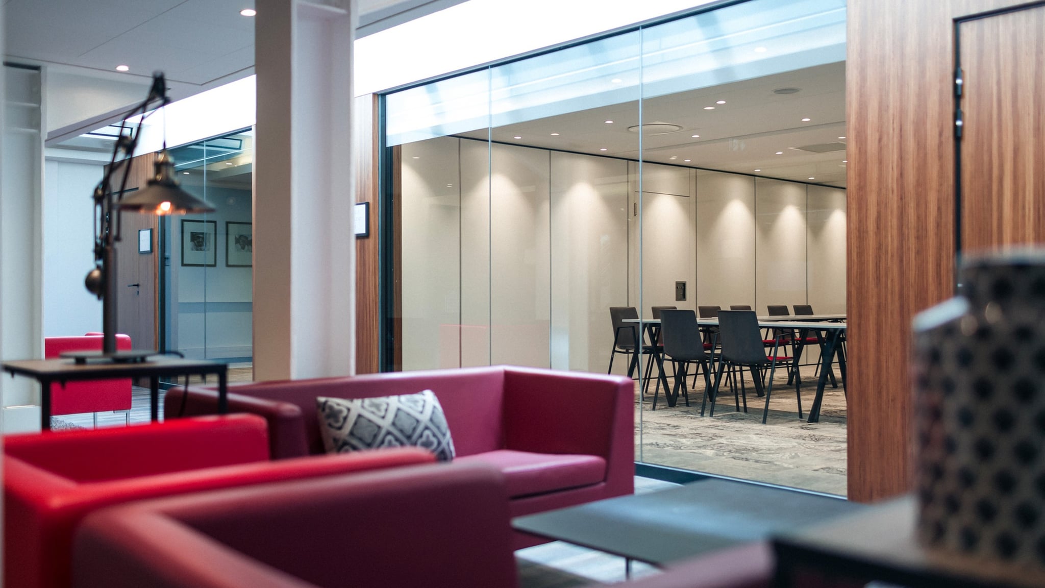 Salle de réunion avec meubles modernes et fenêtres.