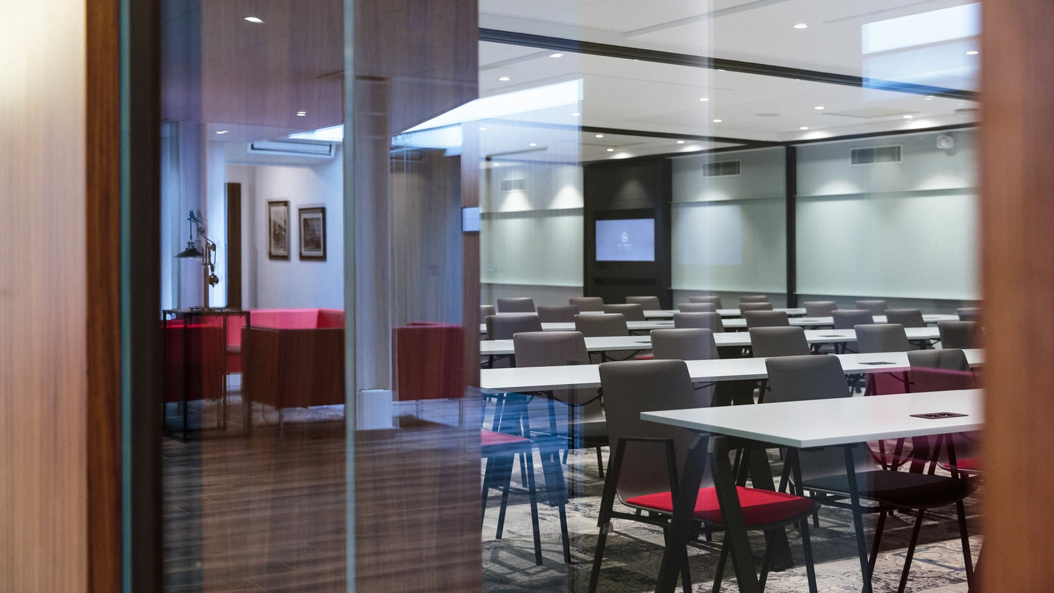 Salle de réunion moderne vide avec chaises et tables.