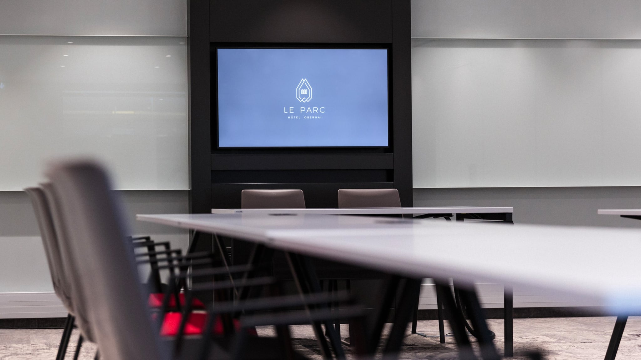 Salle de réunion moderne avec écran Yona.