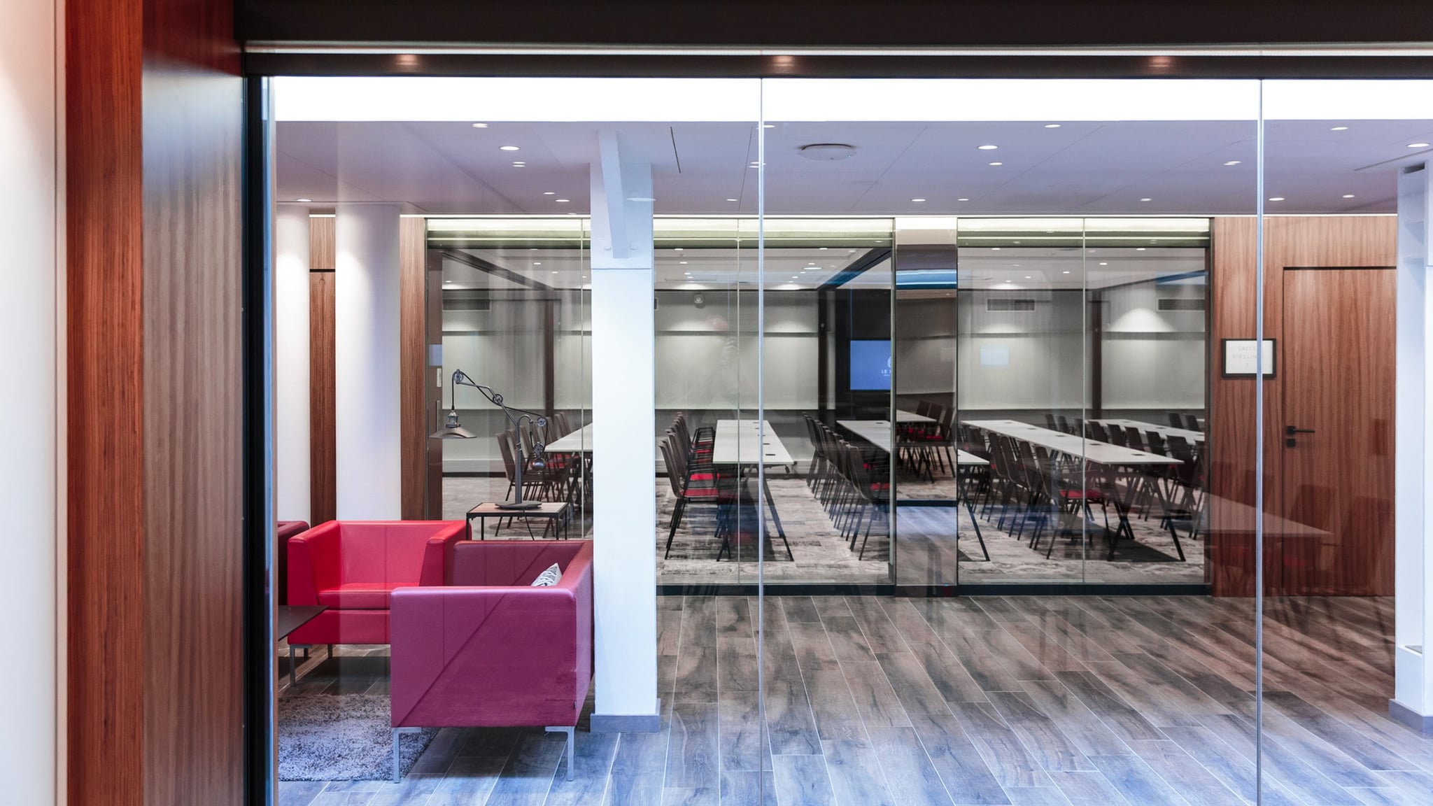 Salle de réunion moderne avec chaises et tables.