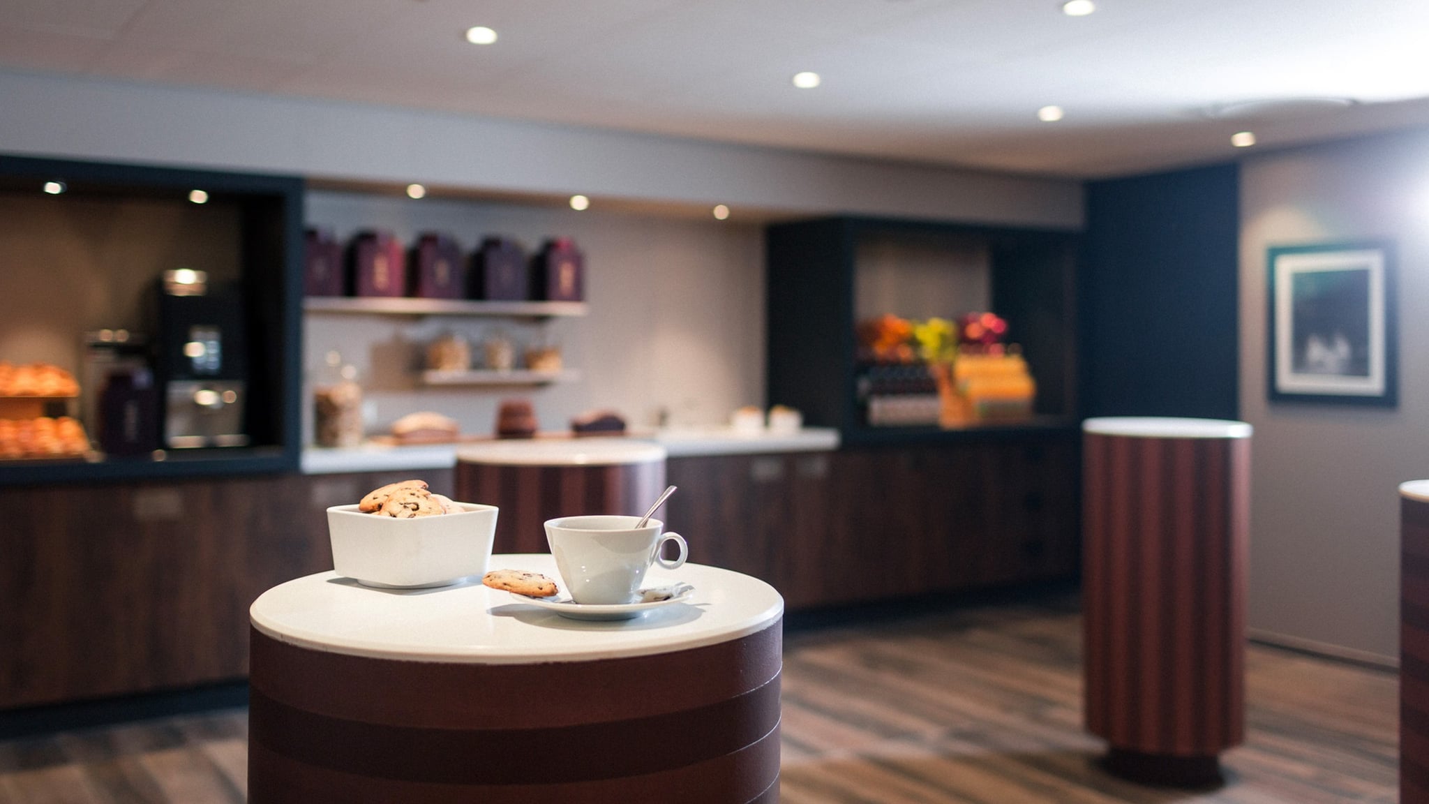 Table avec thé et biscuits, buffet en arrière-plan.