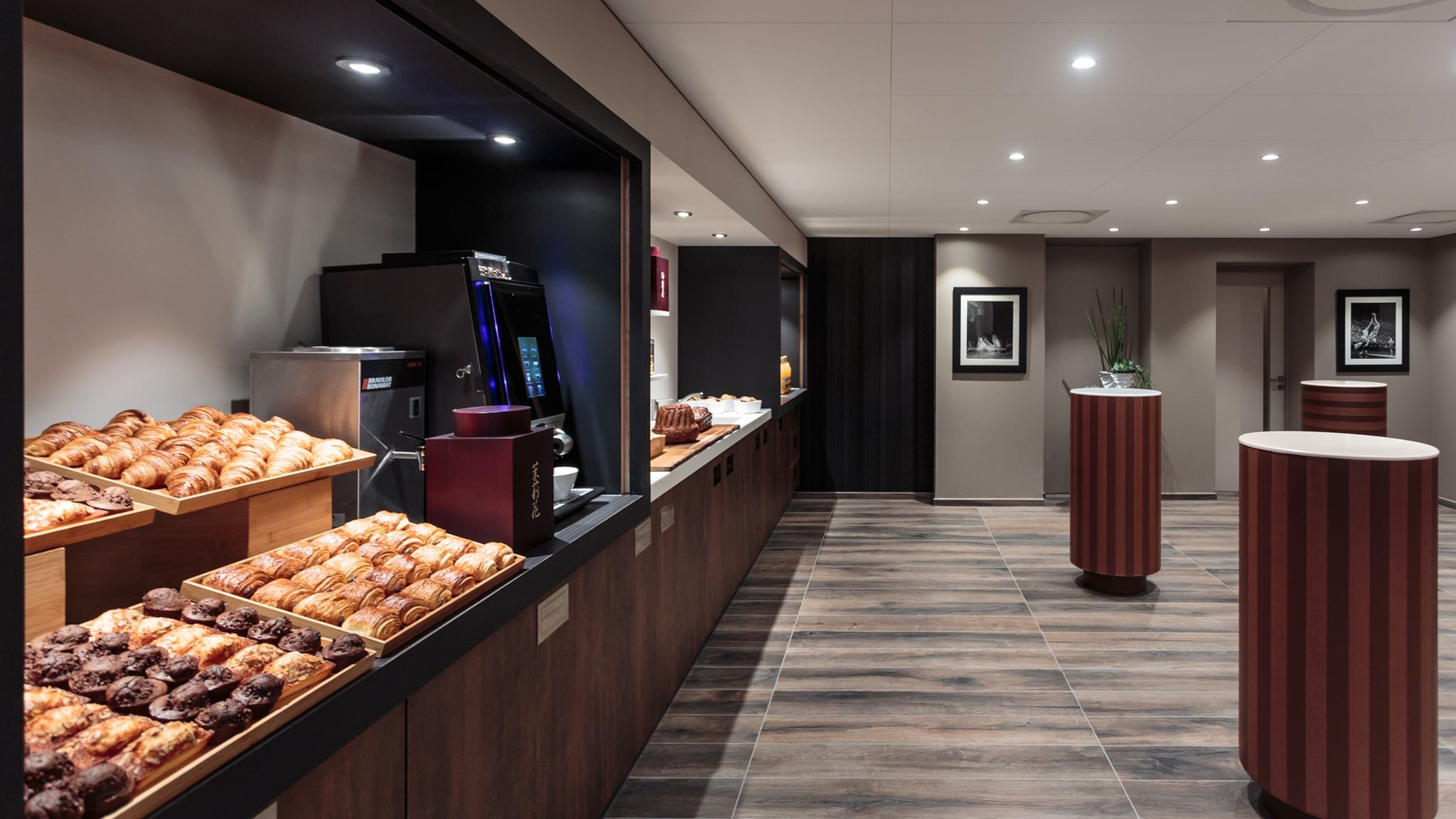 Buffet de viennoiseries avec machine à café.