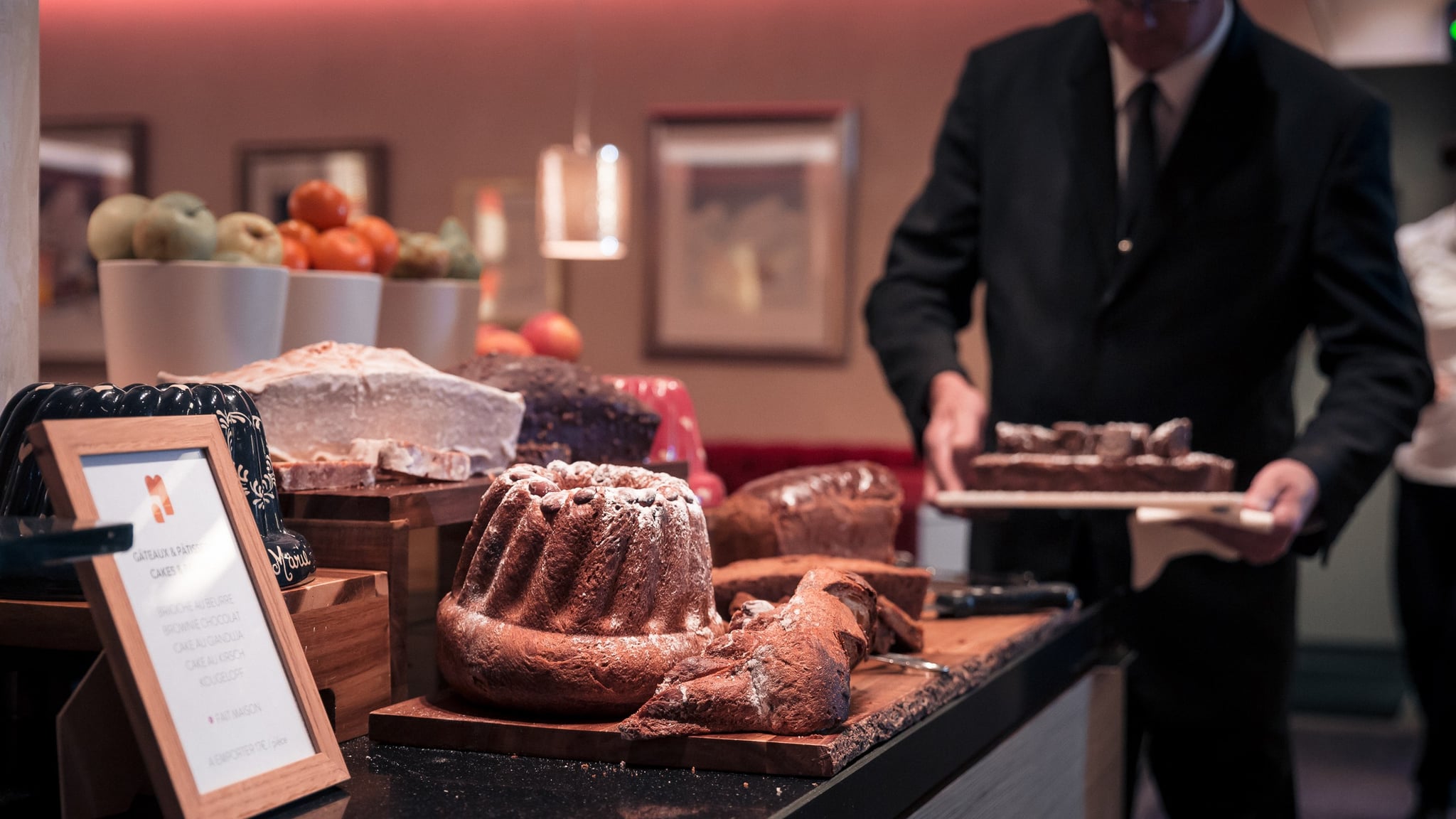 Buffet de pâtisseries avec homme en costume.