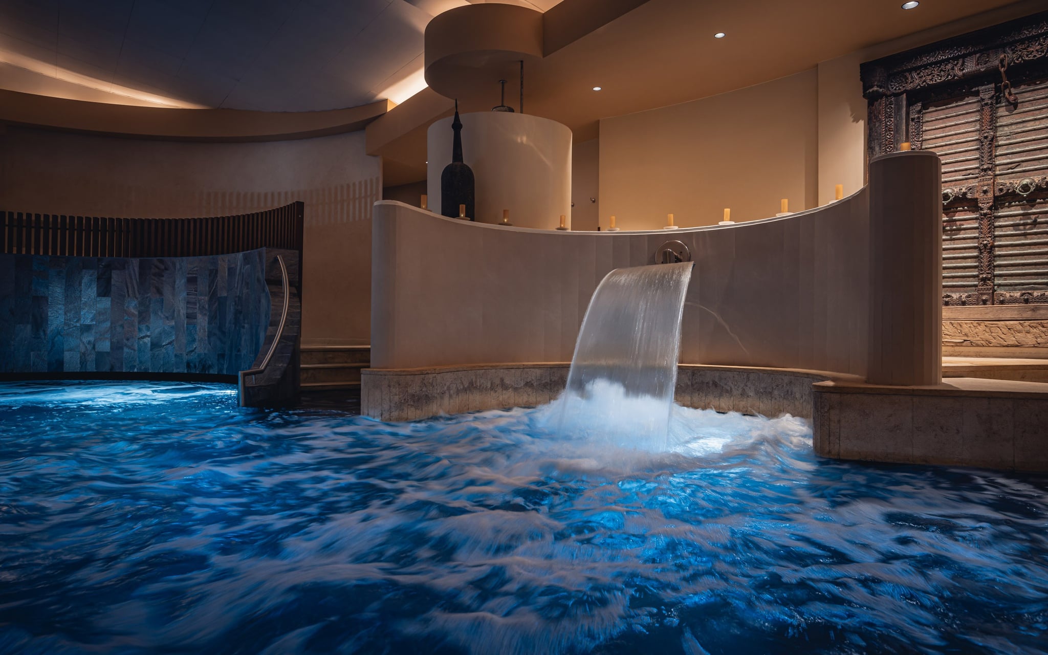 Cascade d'eau dans un spa élégant